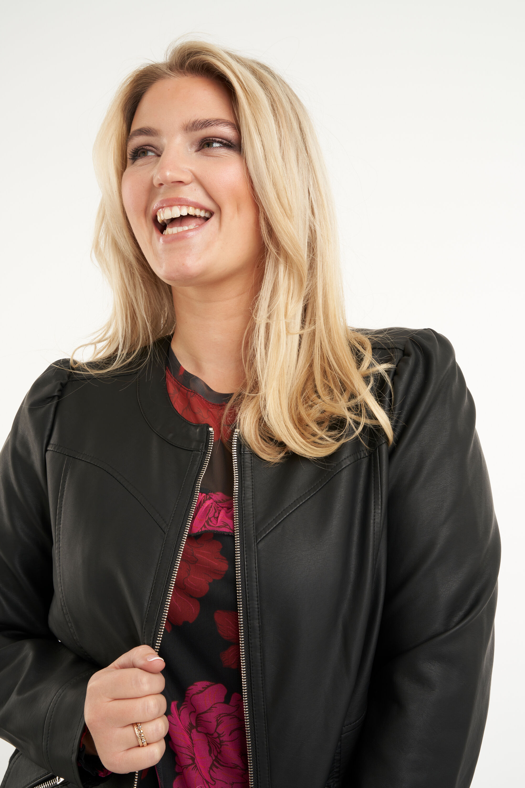 Cazadora biker de cuero sint&eacute;tico image number 4