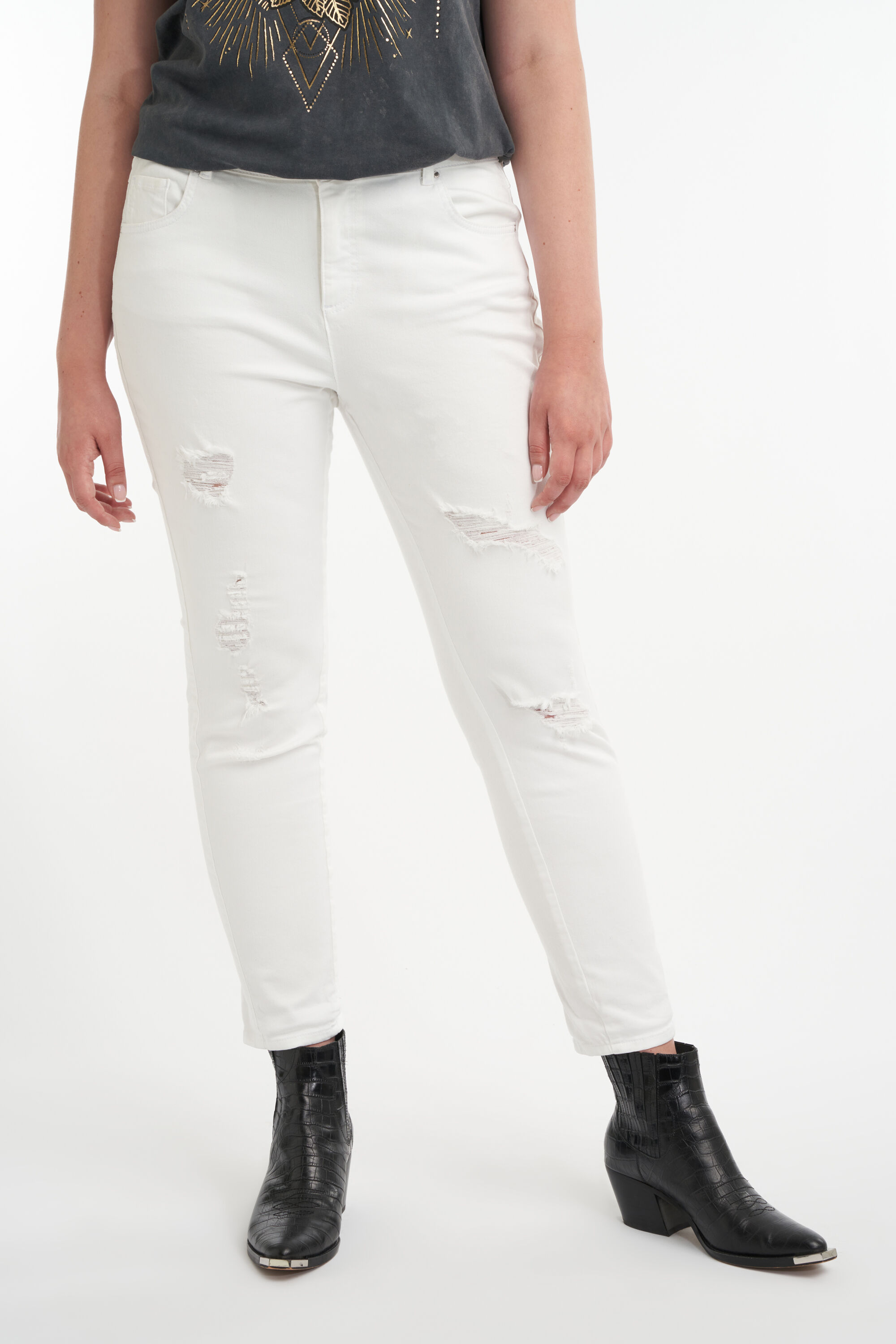 Vaqueros con detalles desgastados image number 5