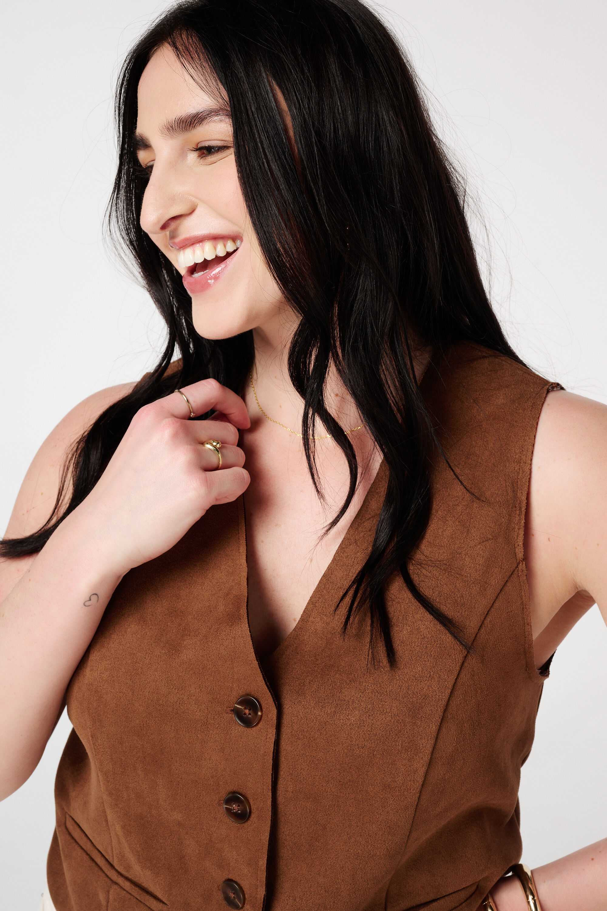 Chaleco de ante con cierre de botones image number 4