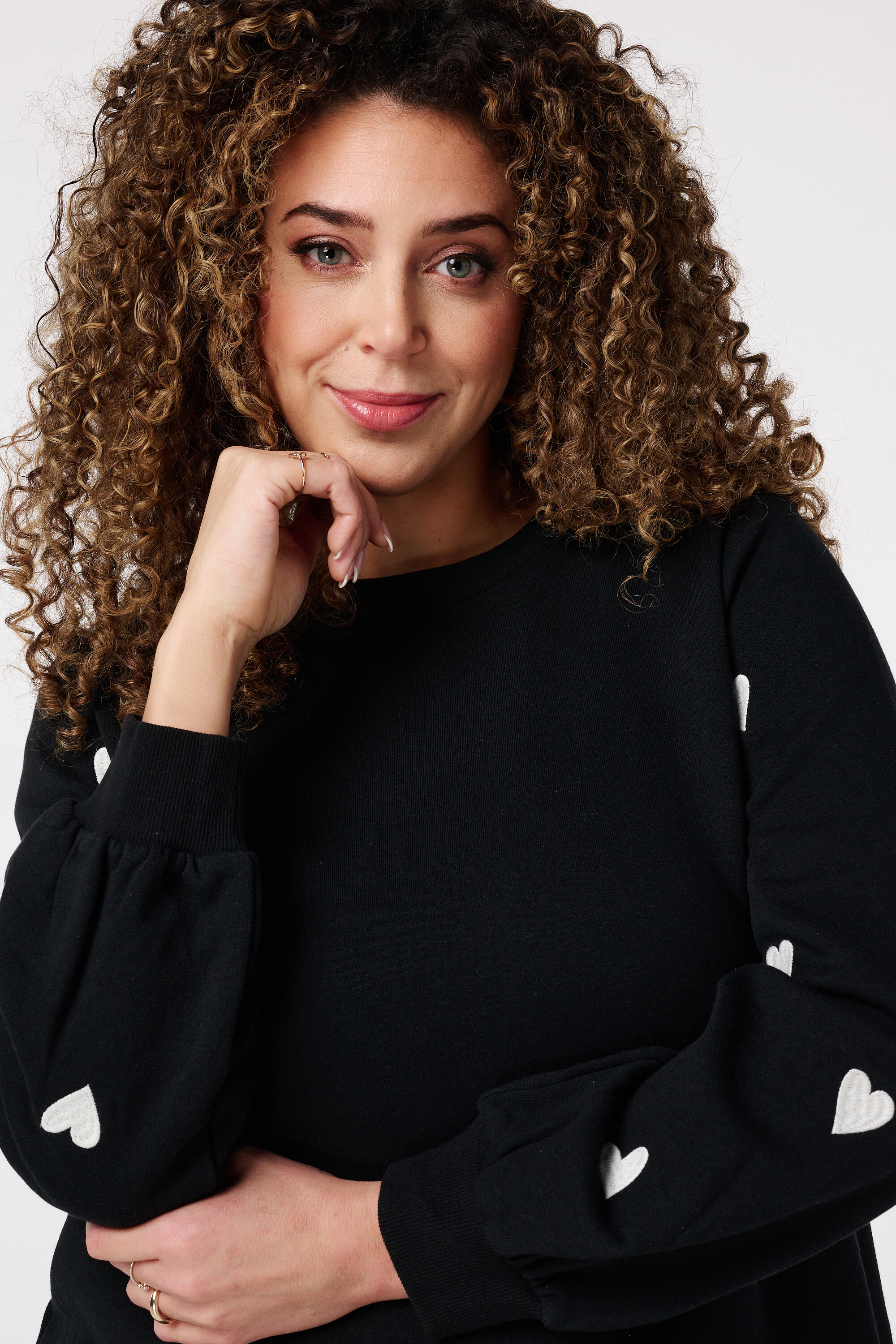 Vestido con corazones como detalle image number 4