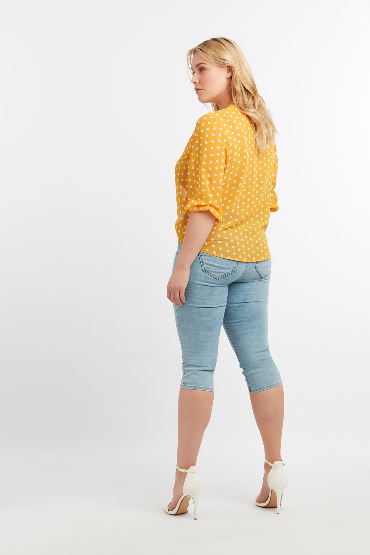 Blusa transparente de lunares image number 4