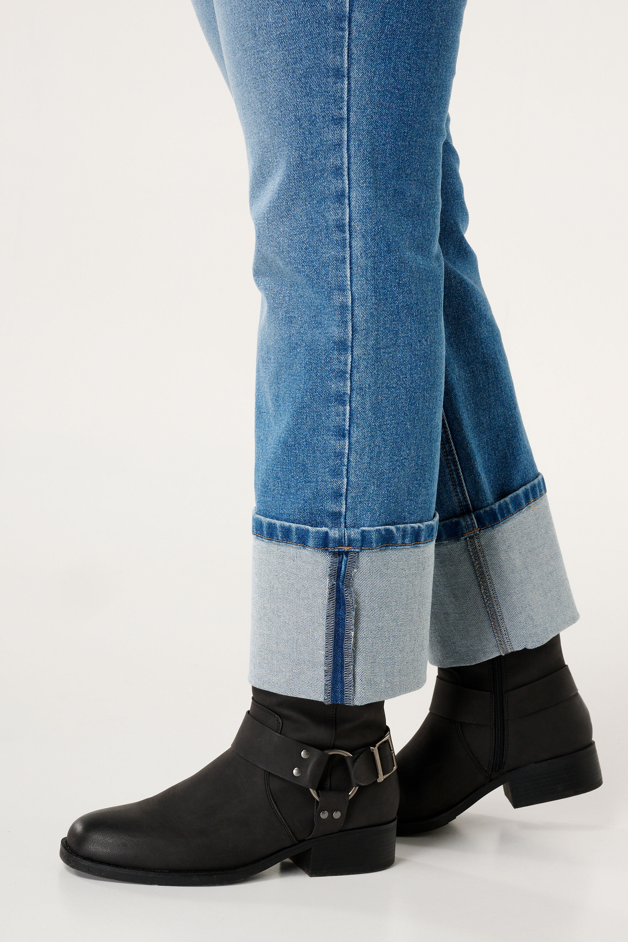 Vaqueros con perneras rectas y vuelta image number 4