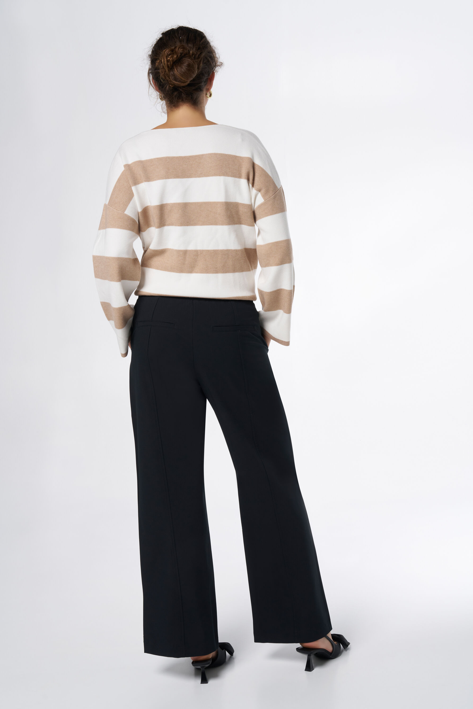 Pantalones de pernera ancha con botones decorativos image number 3