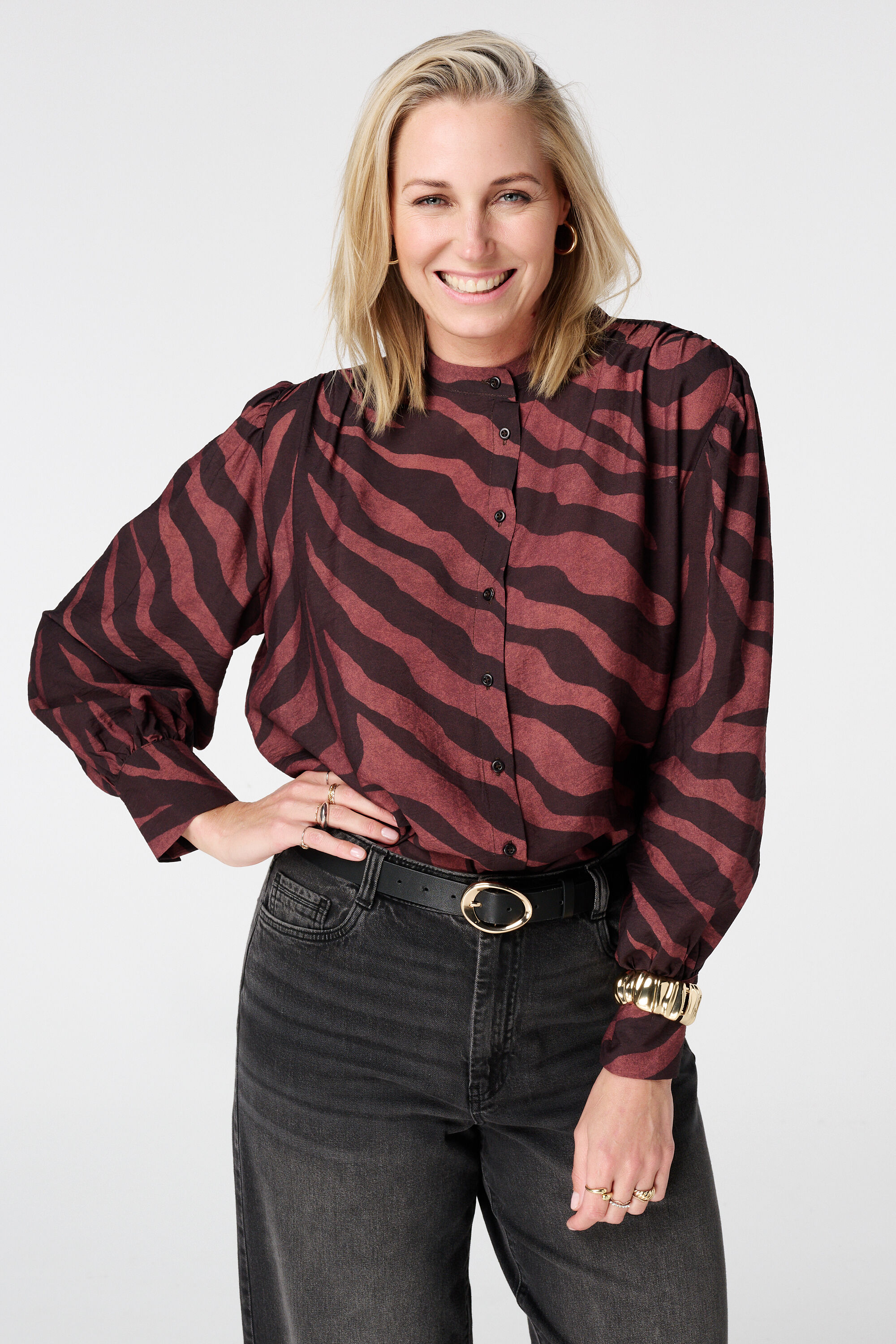 Cintur&oacute;n de piel sint&eacute;tica con hebilla dorada