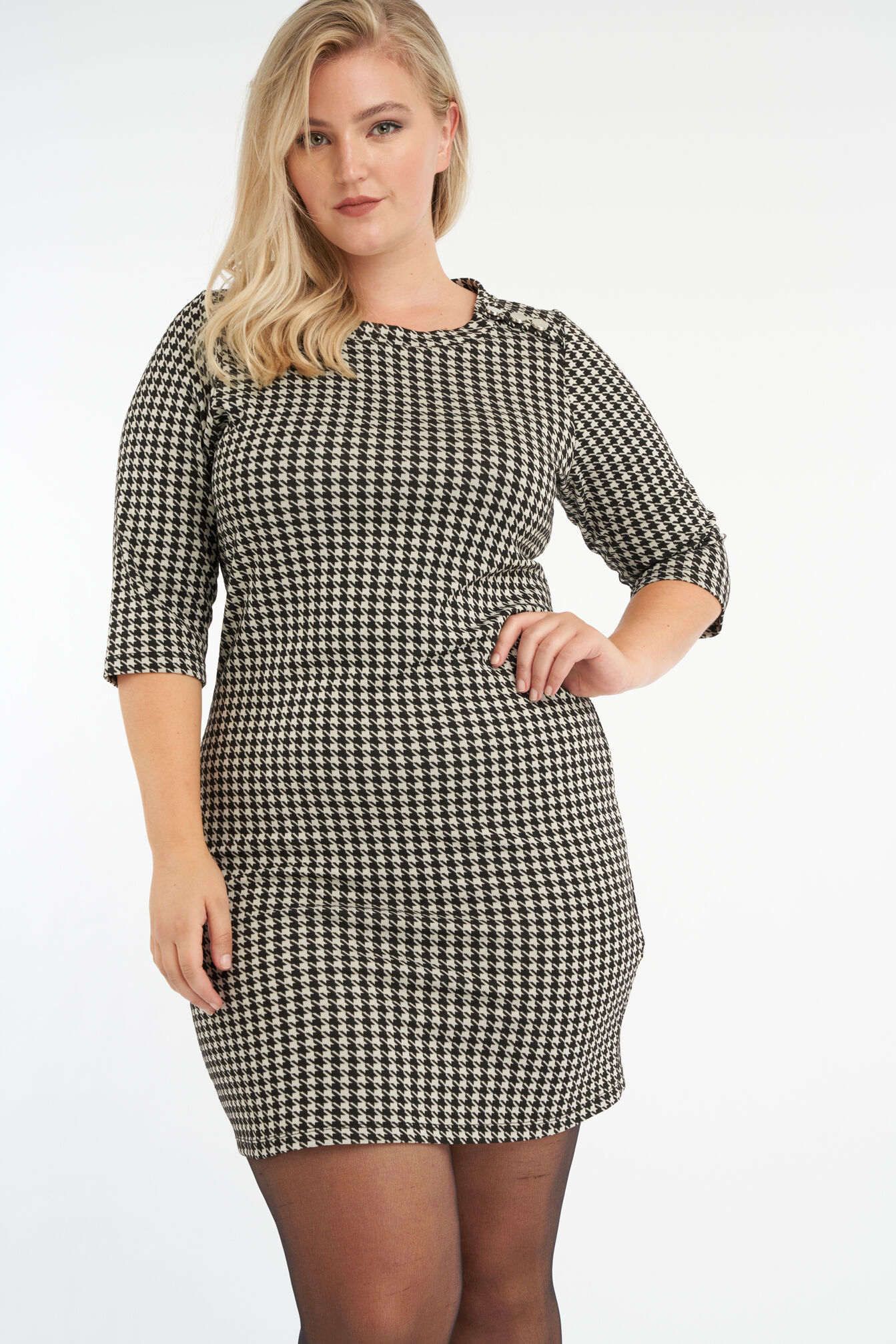 Vestido ajustado con botones decorativos image number 5