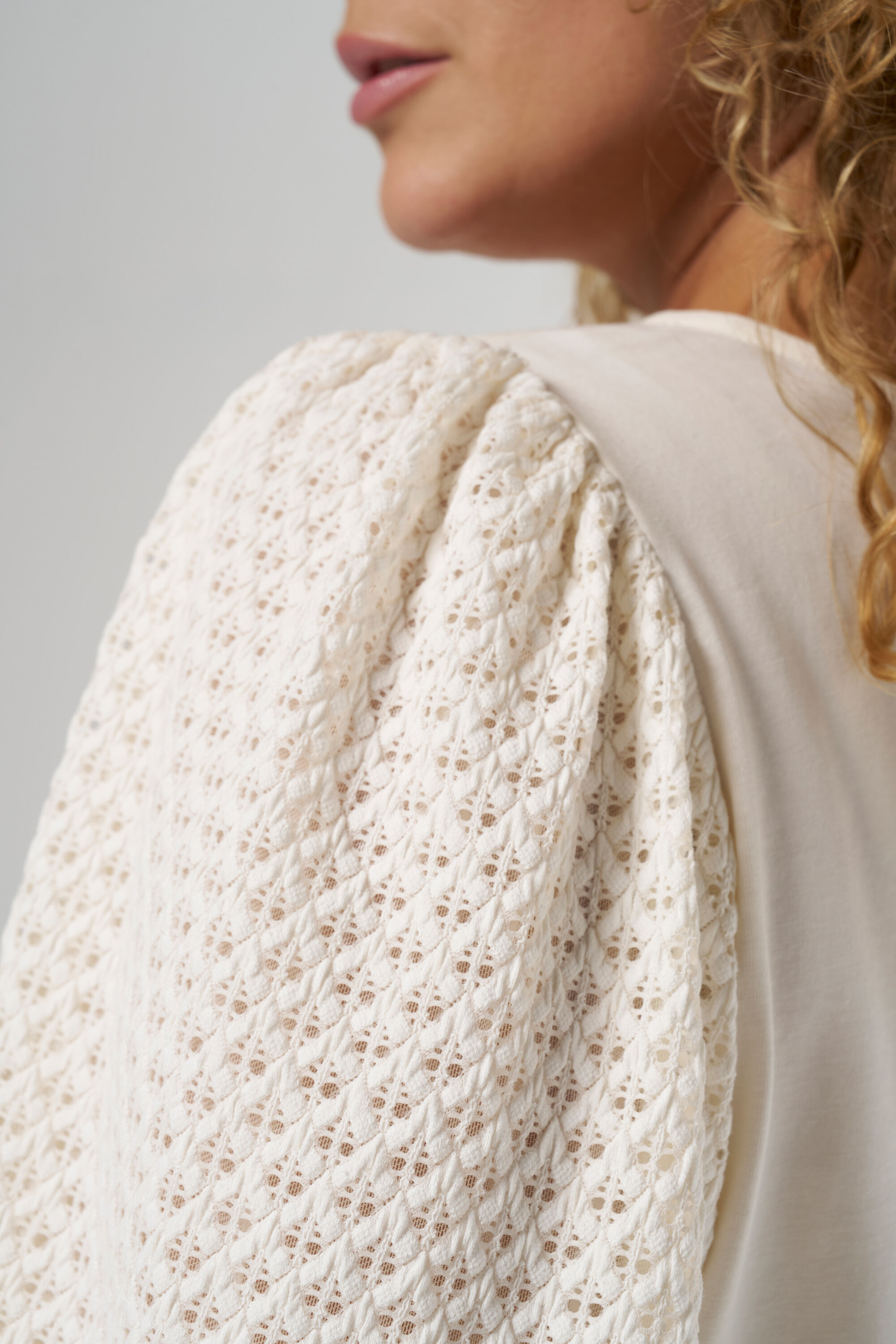 Top con mangas abullonadas image number 4