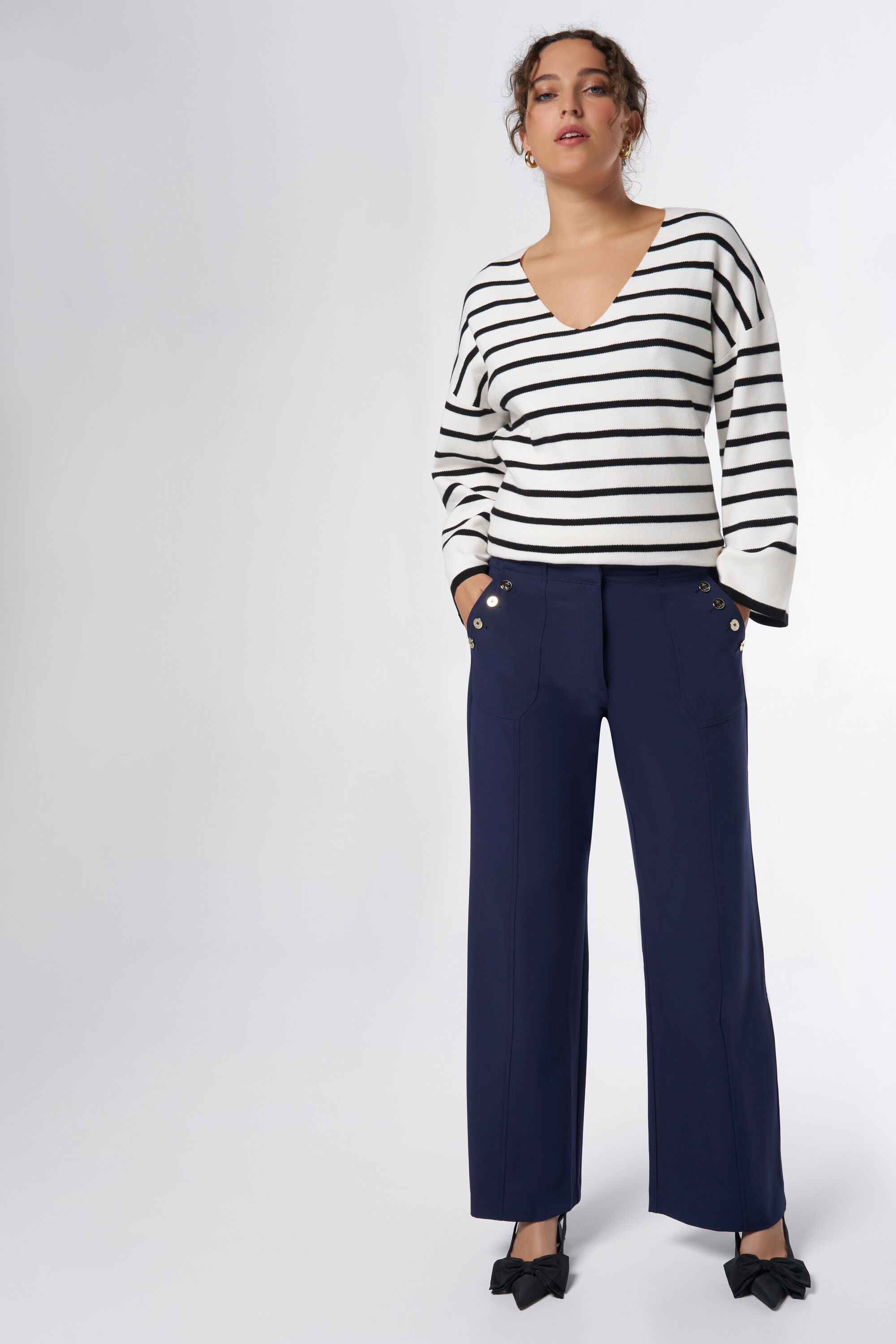 Pantalones de pernera ancha con botones decorativos image number 6