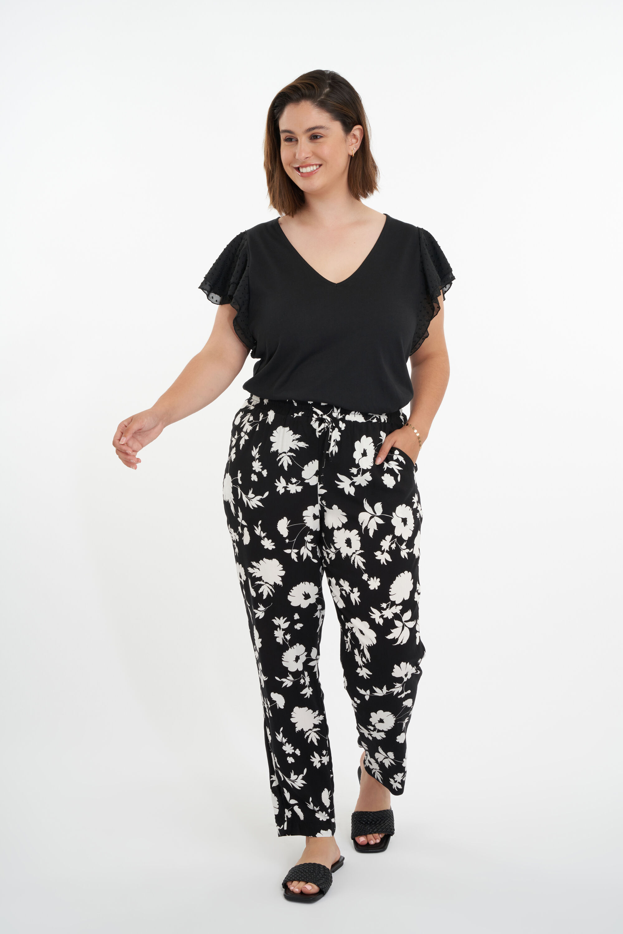 Pantalones holgados con estampado image number 6