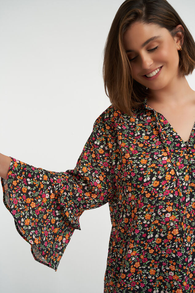 Blusa con volantes y botones image number 5