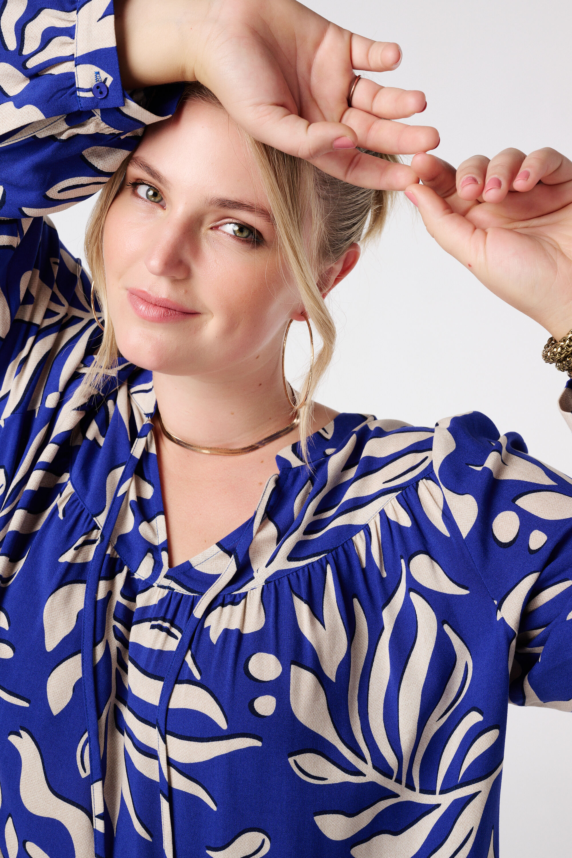 Blusa con estampado y bobinas image number 4