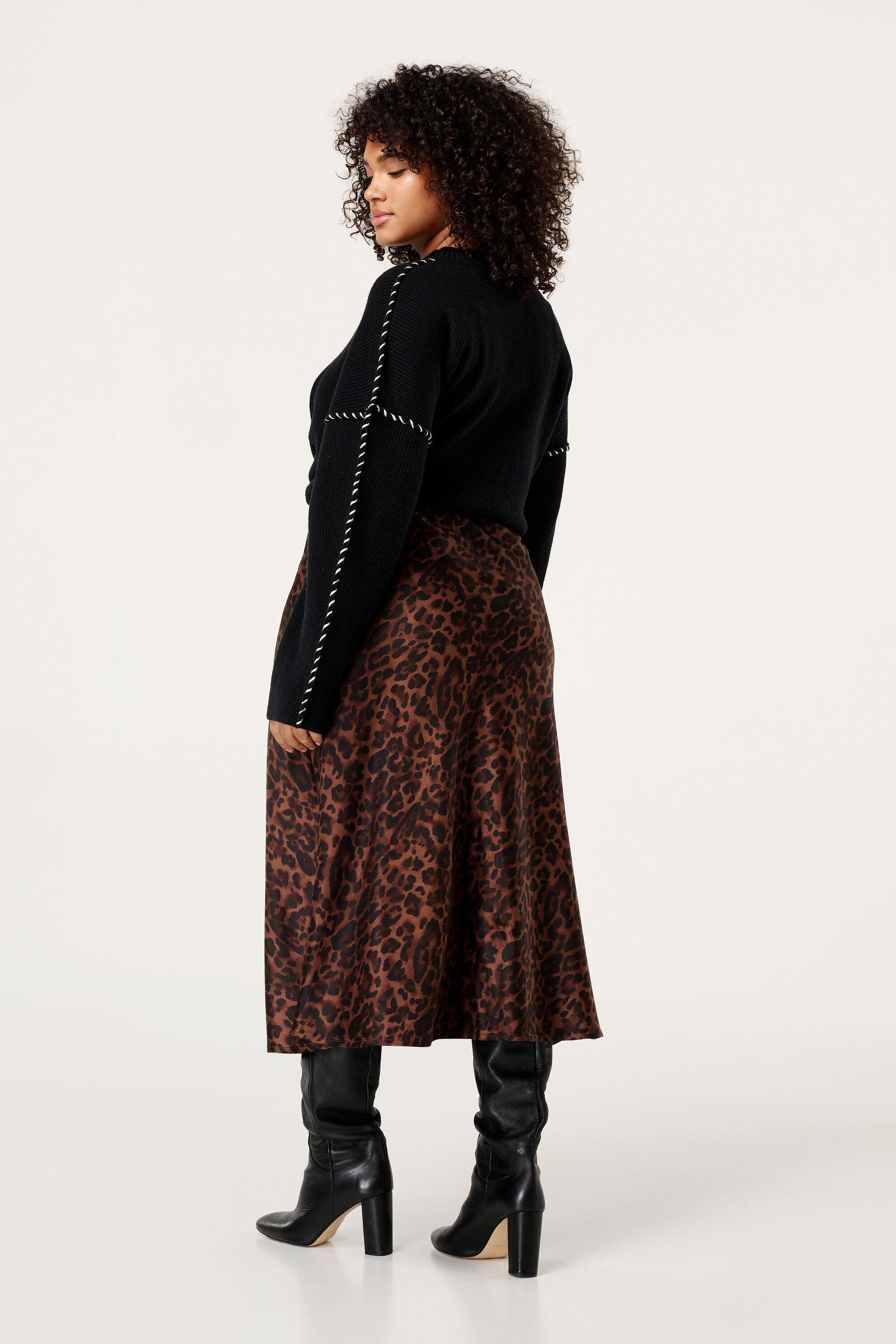 Falda midi con estampado de leopardo image number 3