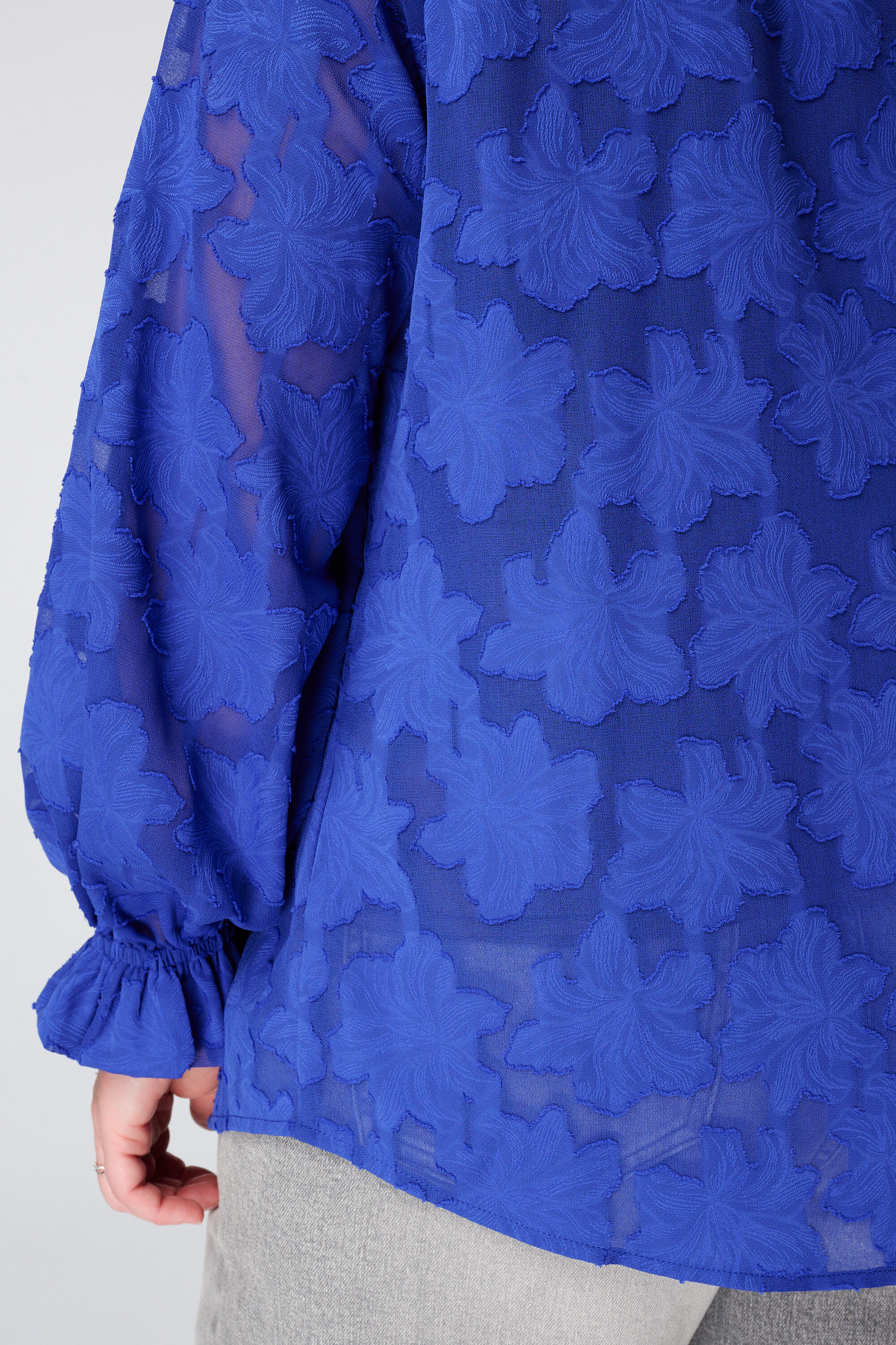 Blusa transl&uacute;cida con textura floral image number 6