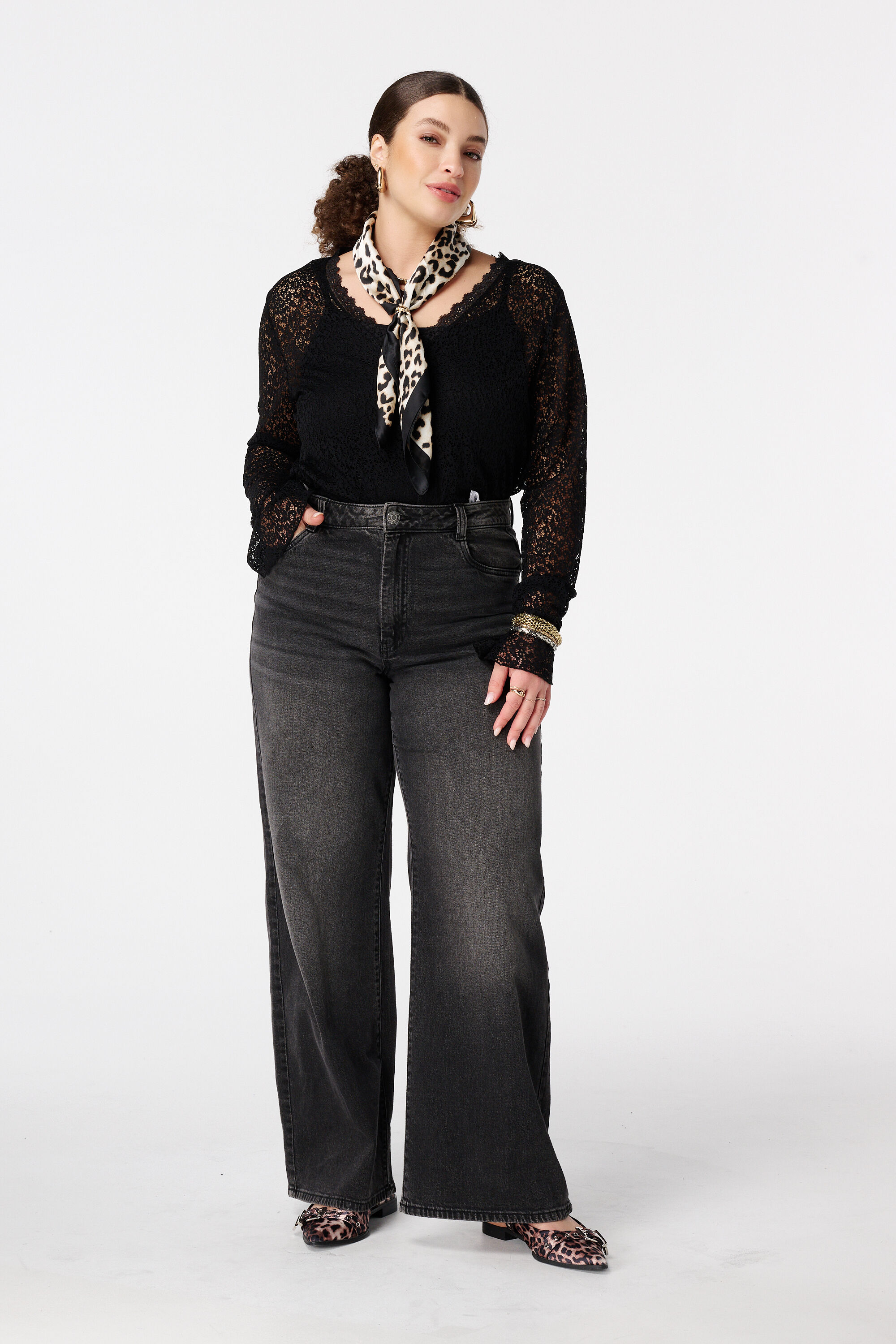 Top de encaje con mangas trompeta image number 5