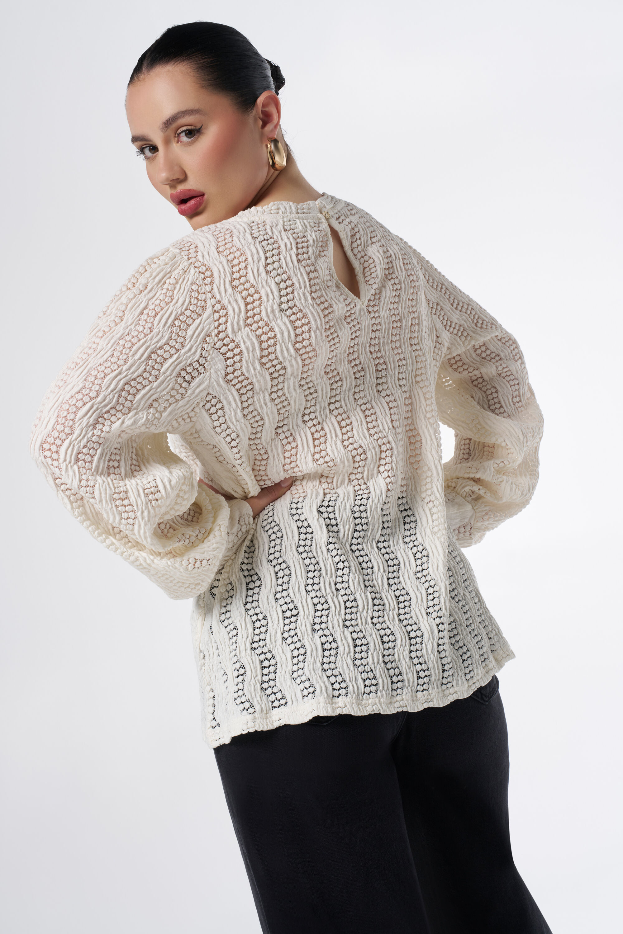 Top con bordados calados image number 3