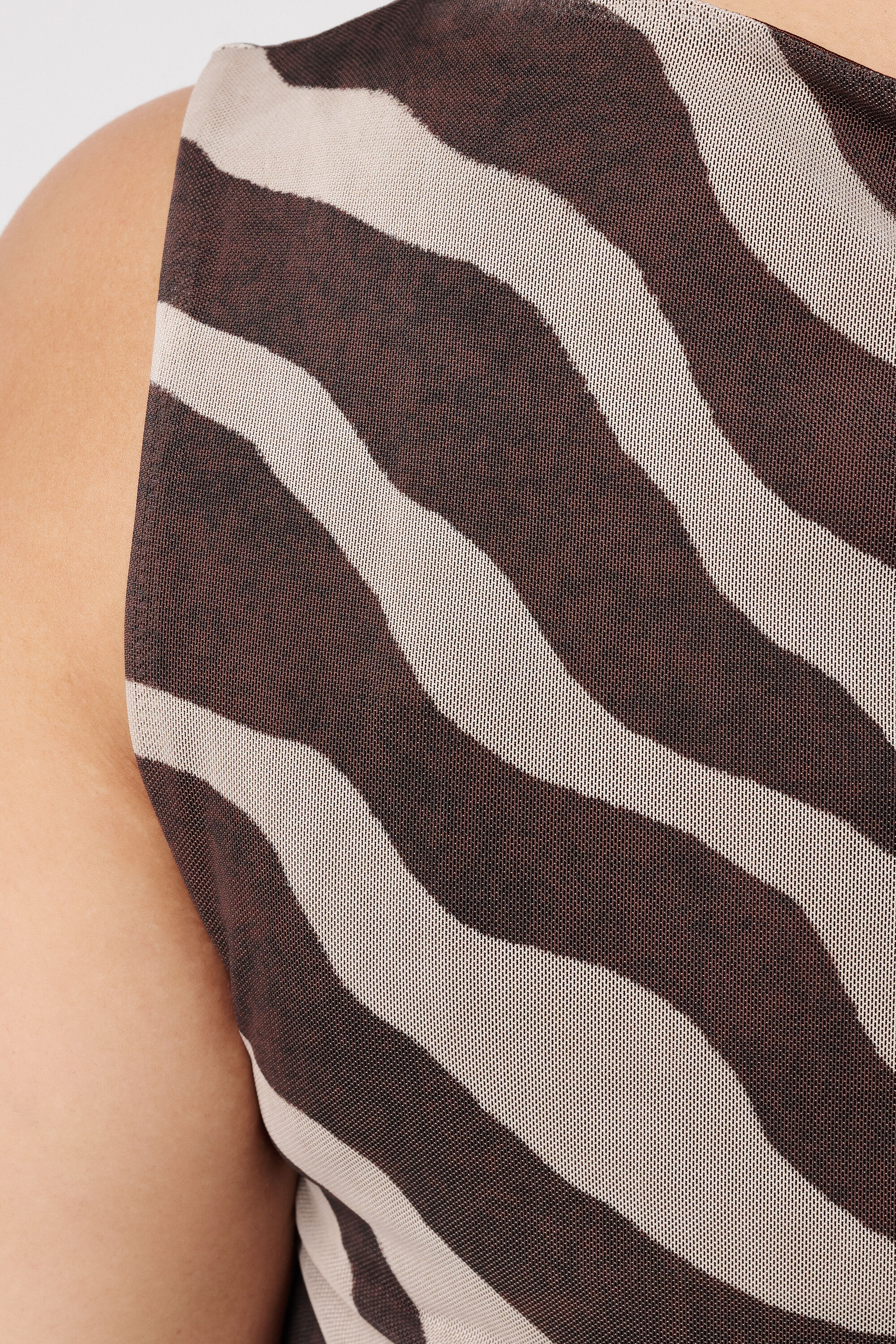 Top de malla con estampado image number 6