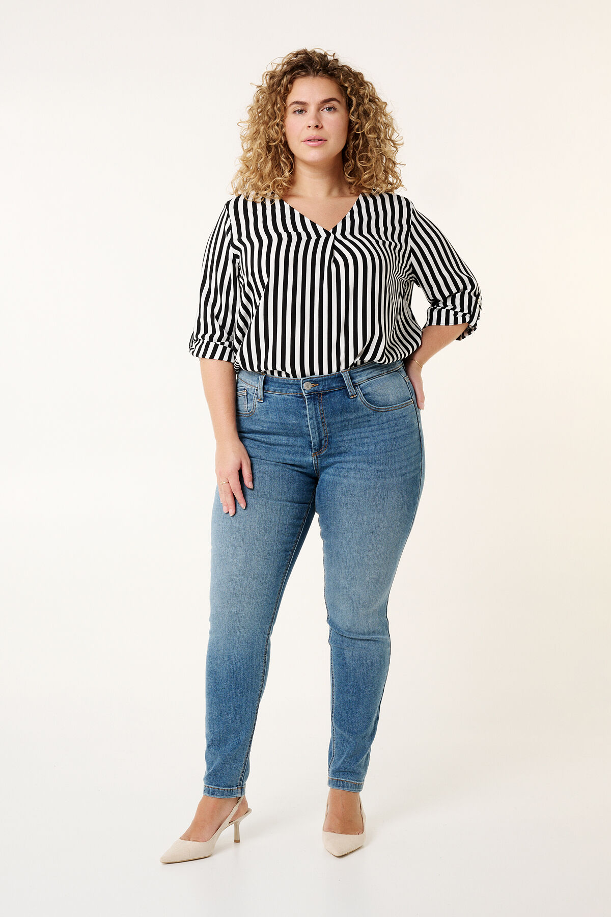 Vaqueros Slim IRIS con tejido el&aacute;stico image number 6