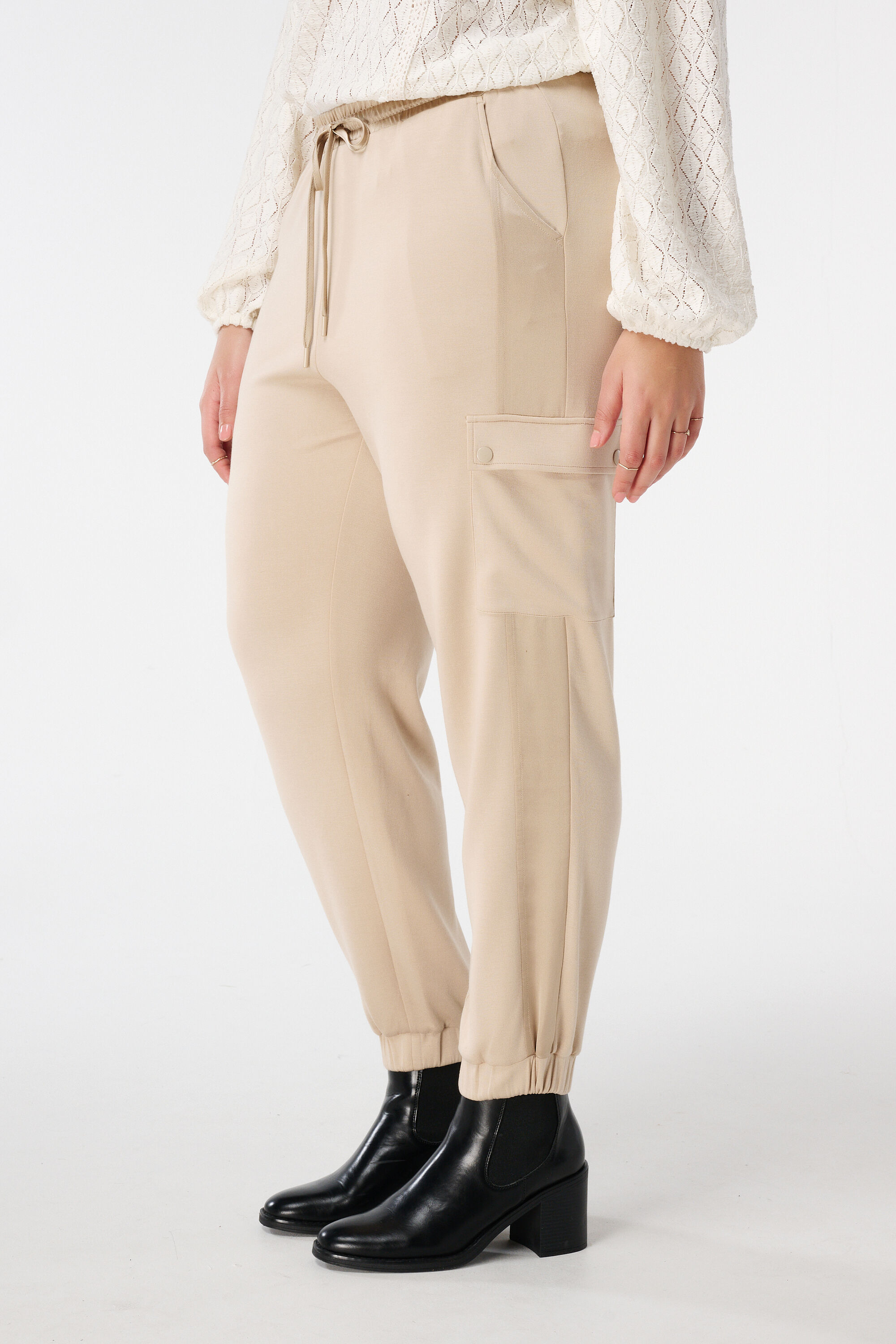 Pantalones de ch&aacute;ndal con bolsillos image number 5