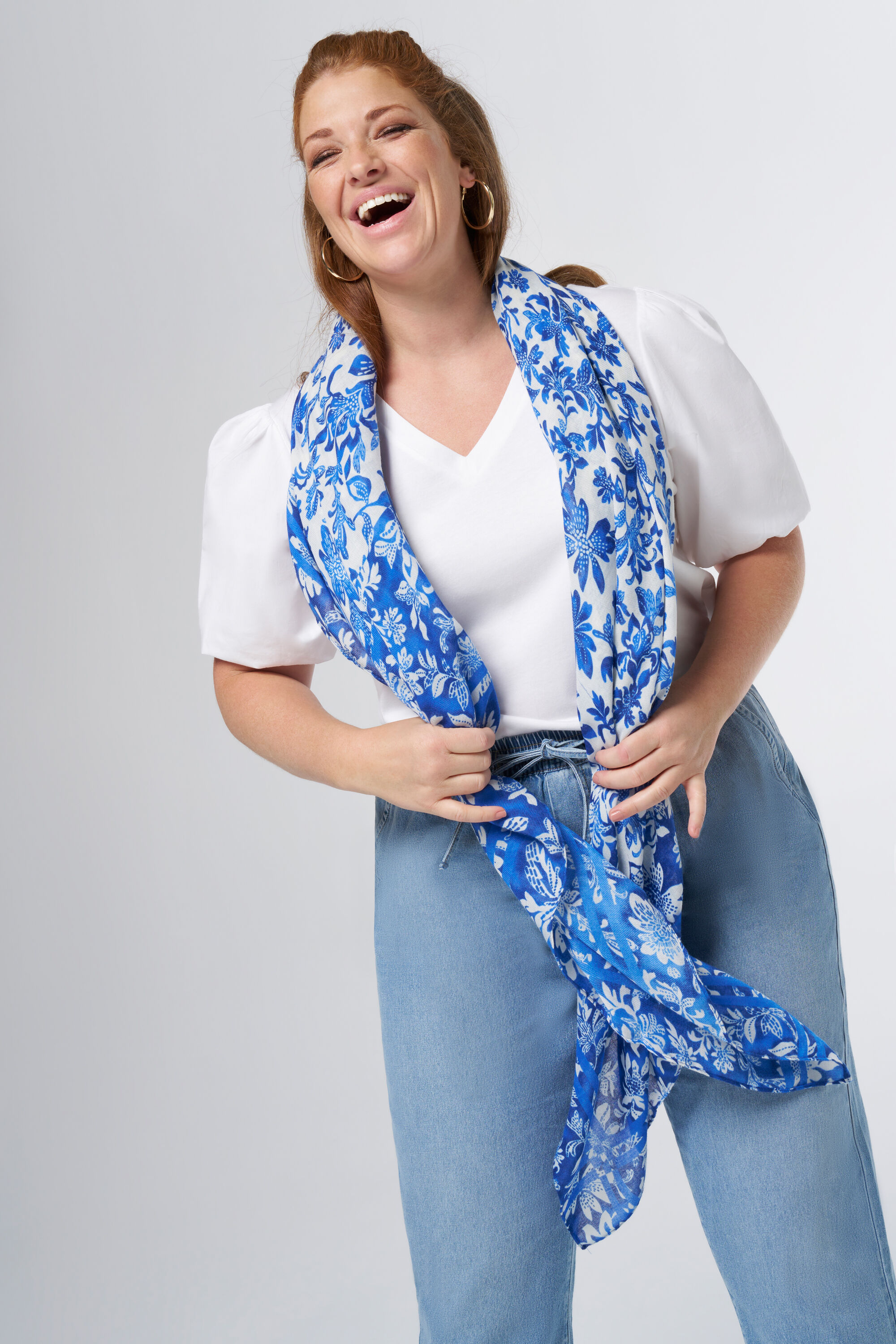 Fular con estampado  image number 3