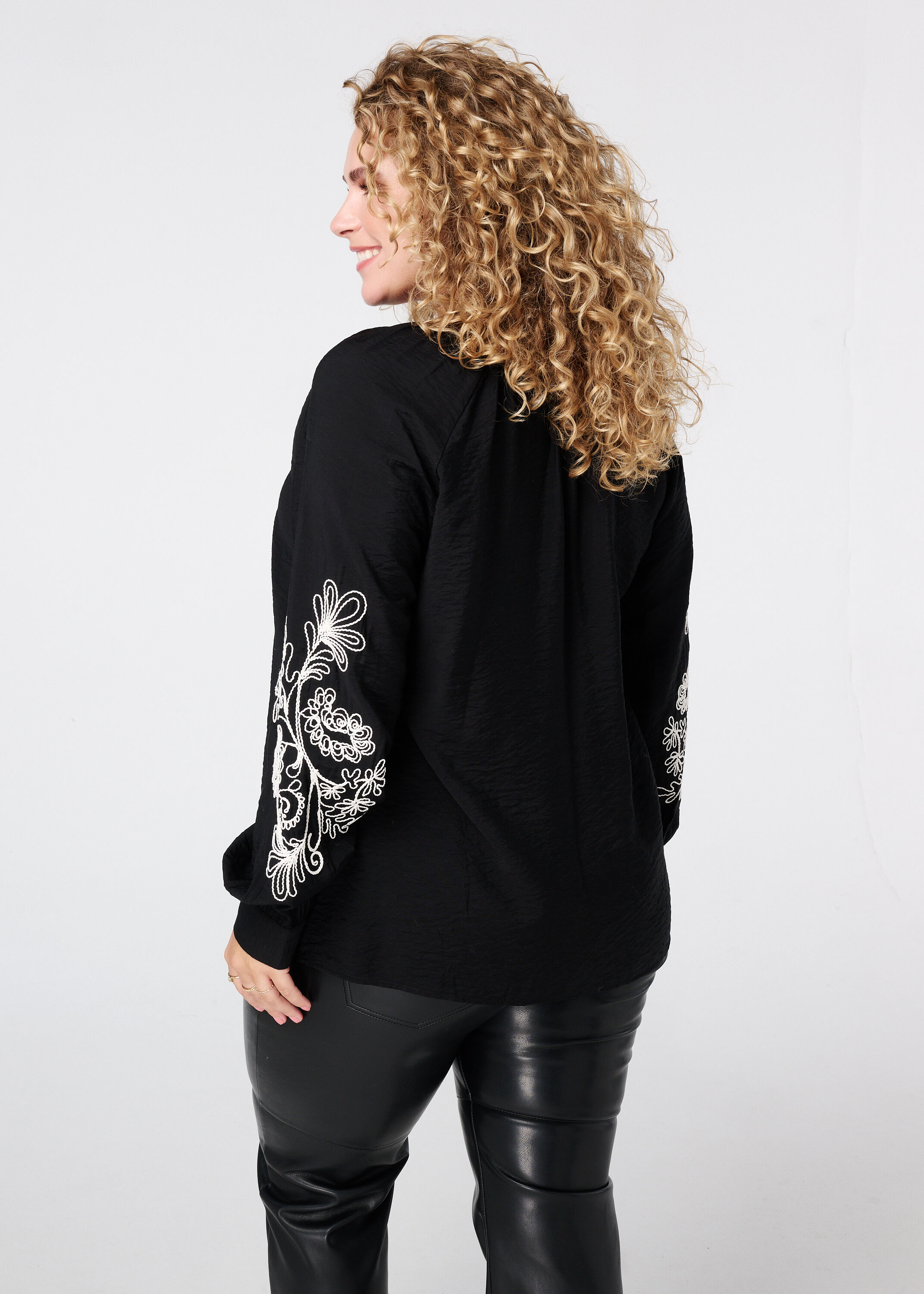 Blusa con bordado en las mangas image number 3