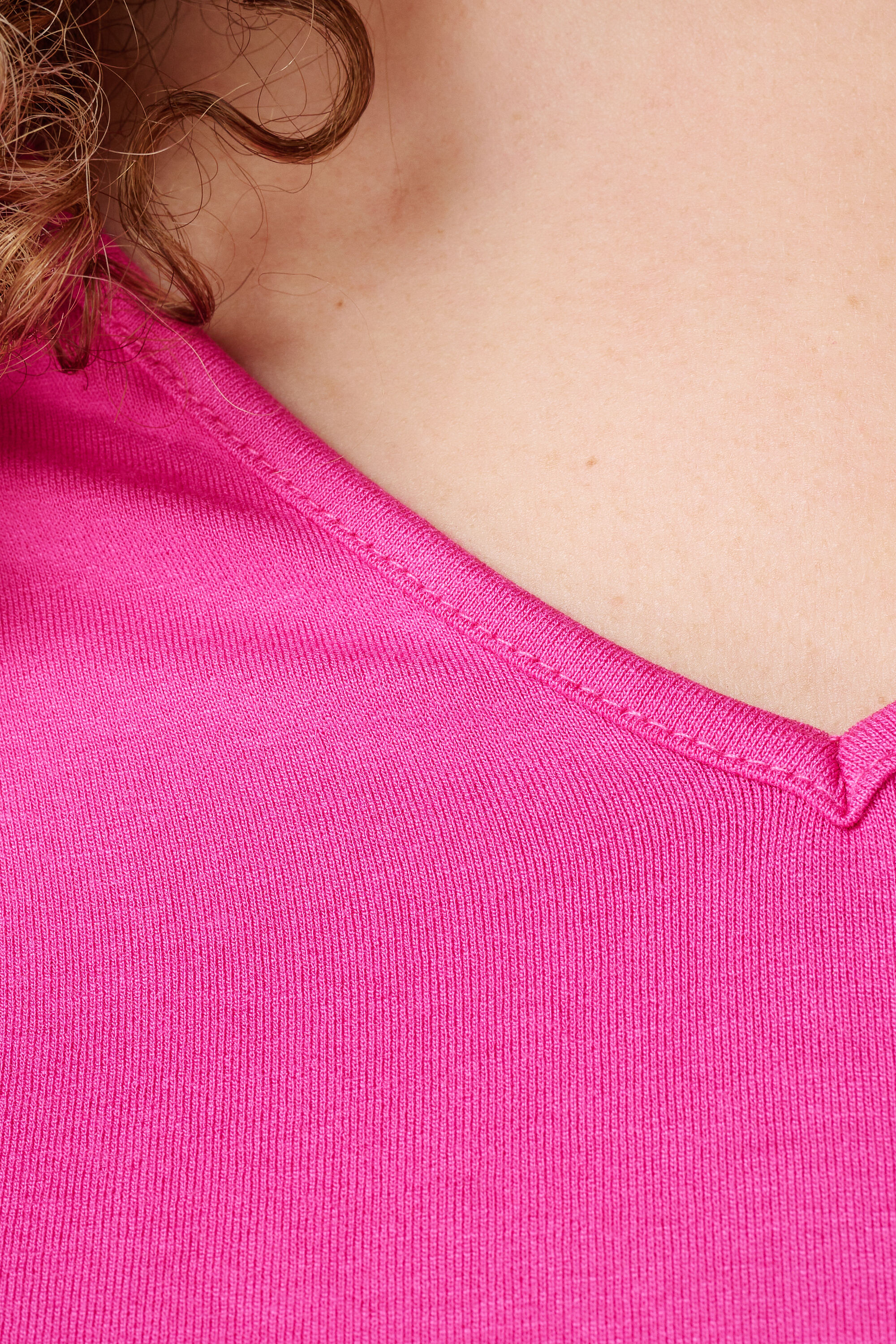 Camiseta con escote en V image number 6