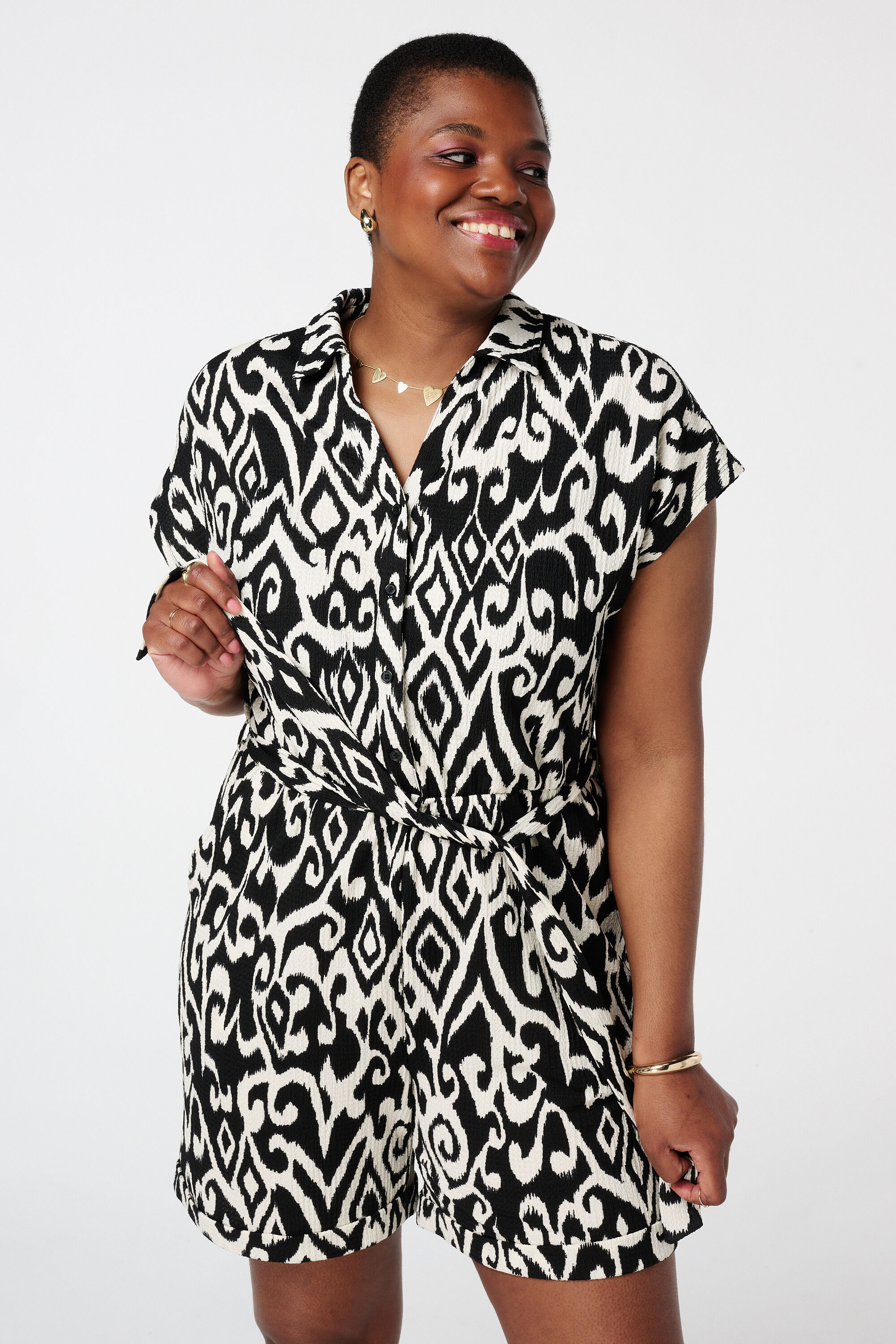 Mono con pajarita image number 4