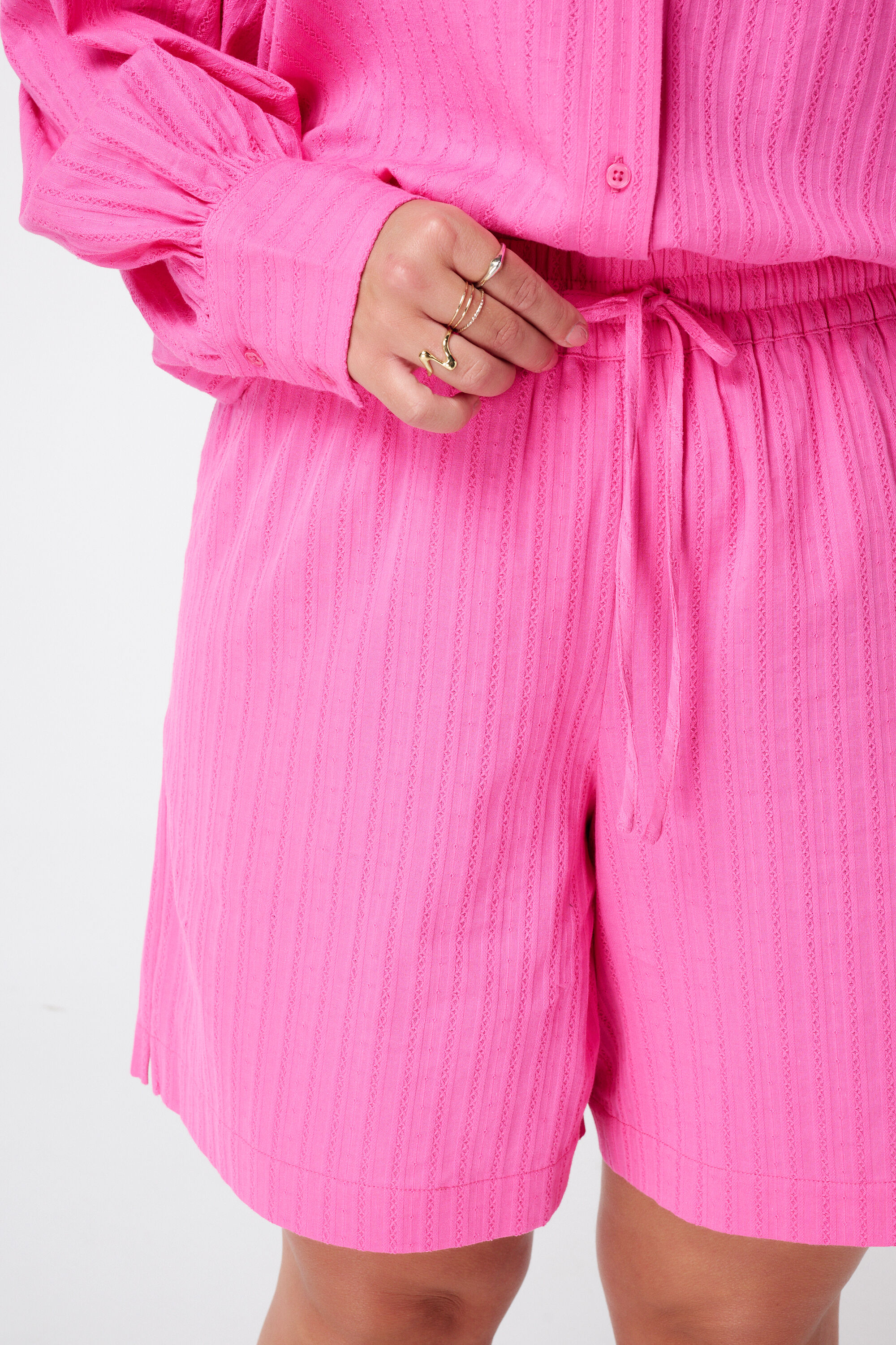 Pantalones cortos con detalles de rayas image number 4