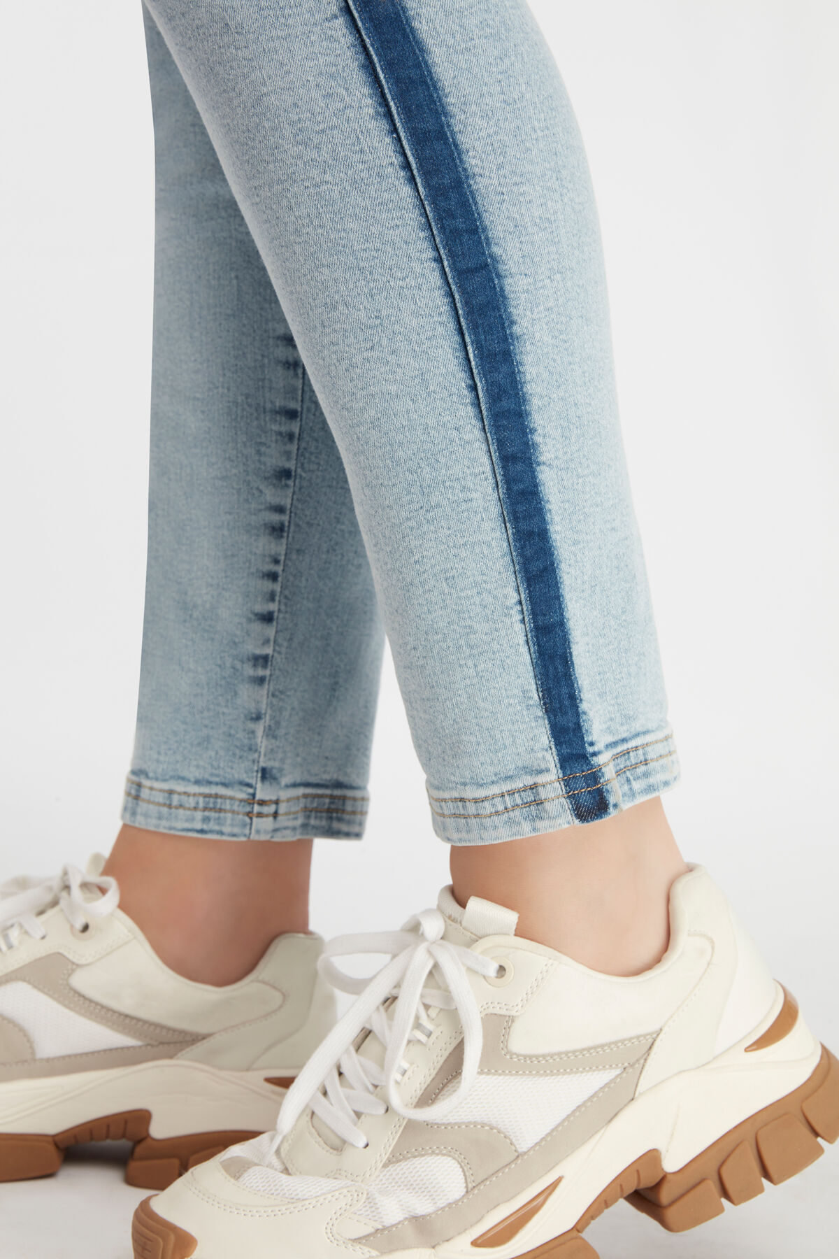 Vaqueros con rayas image number 3