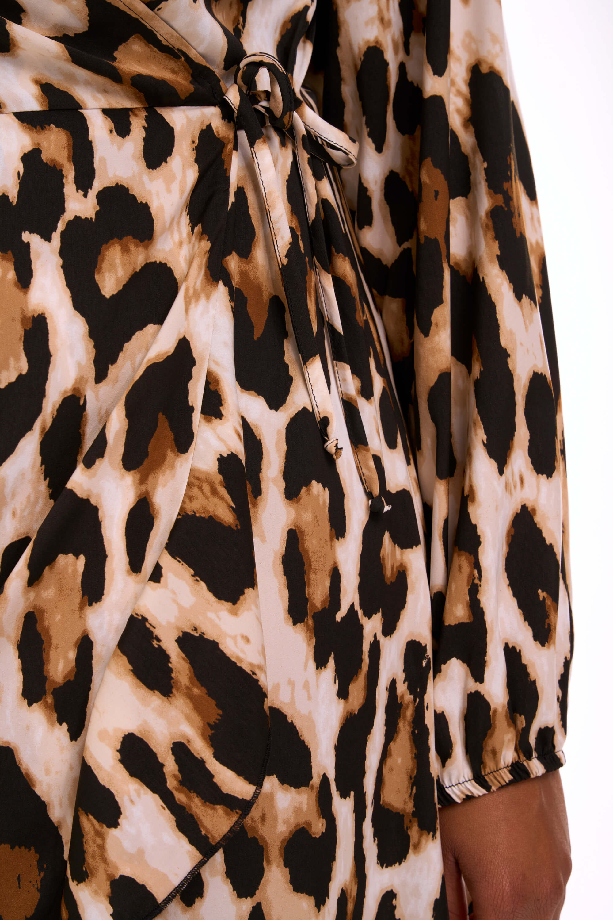 Vestido cruzado con estampado image number 5