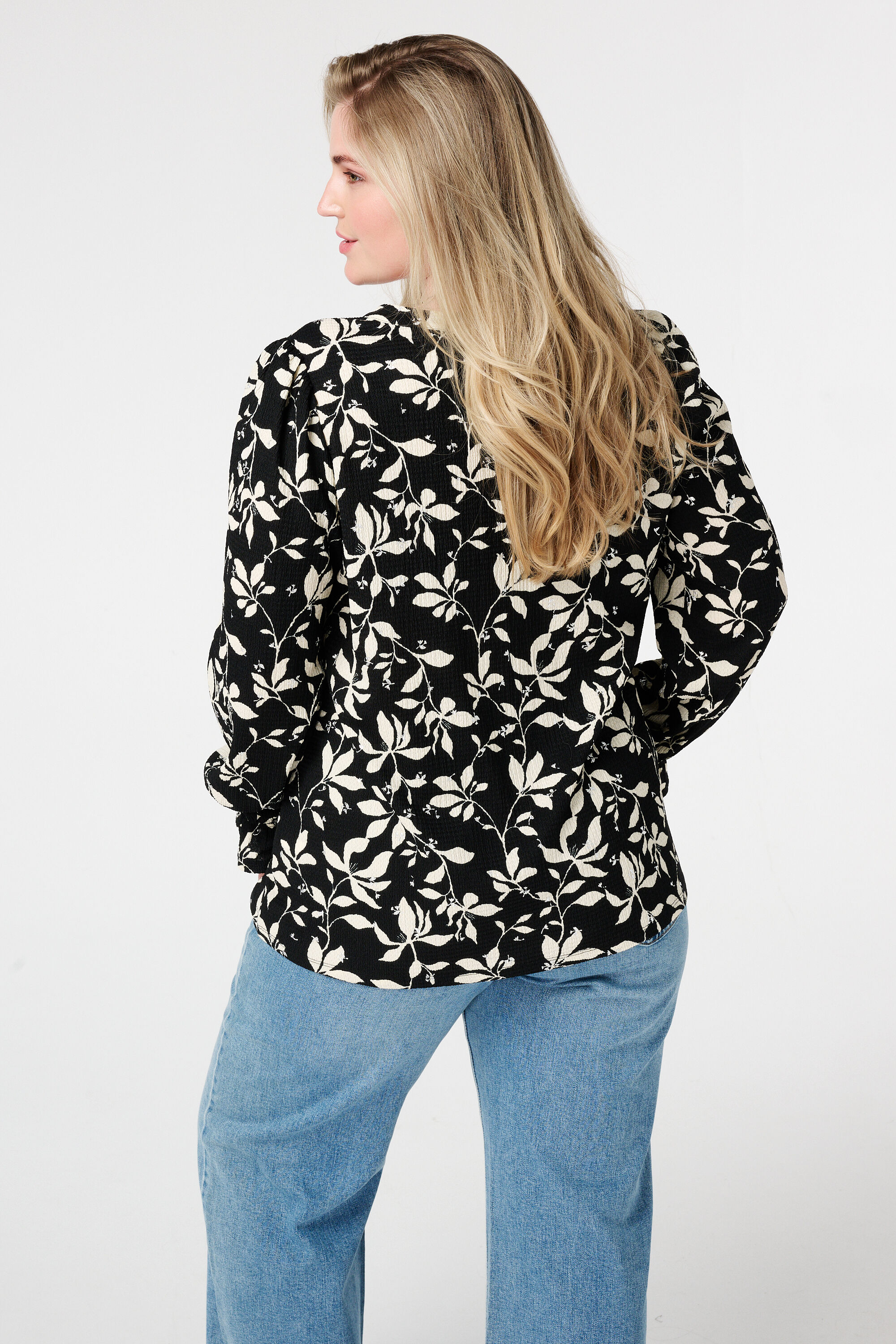 Top estampado y con textura image number 3