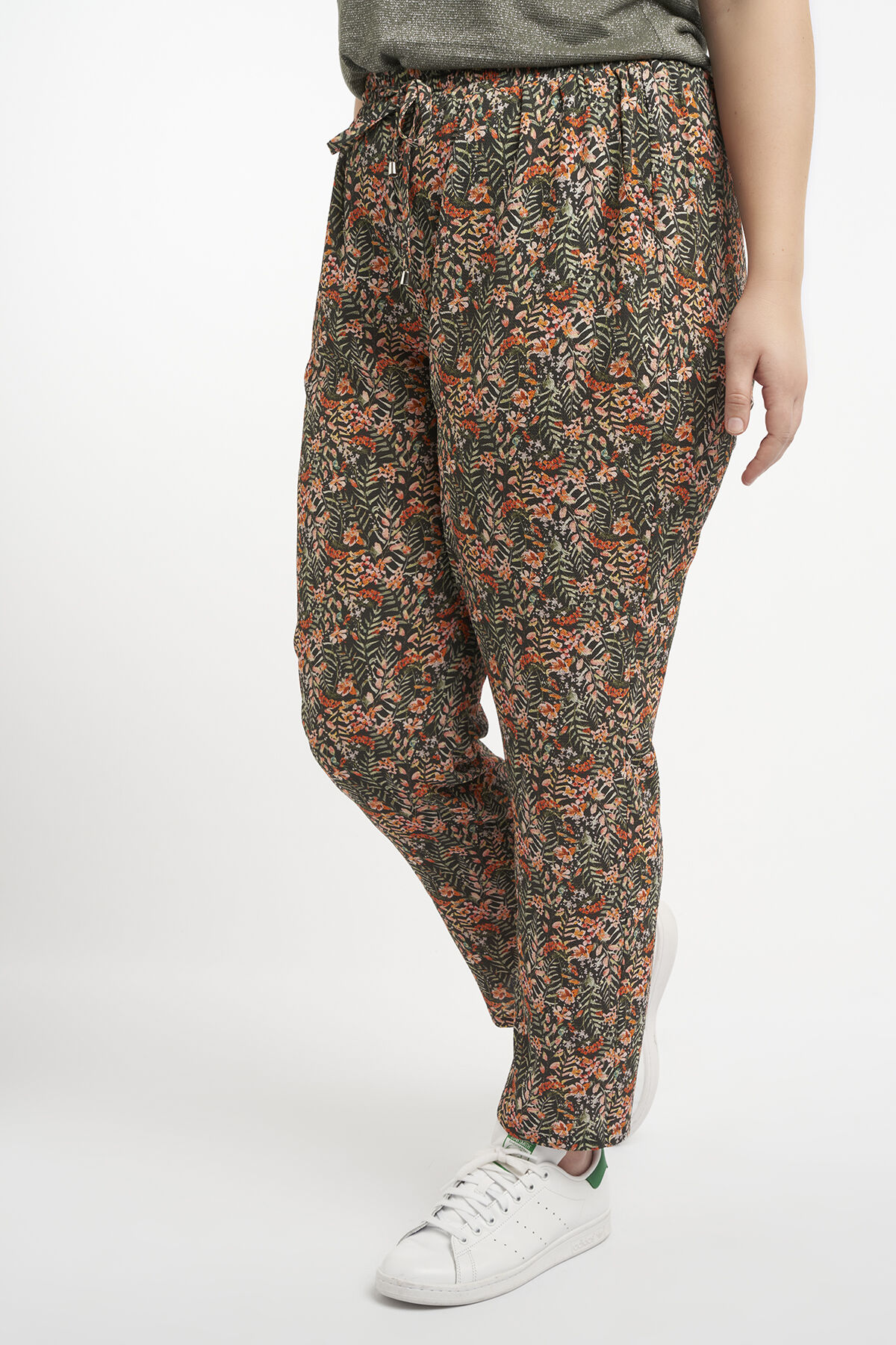 Pantalones holgados  image number 4