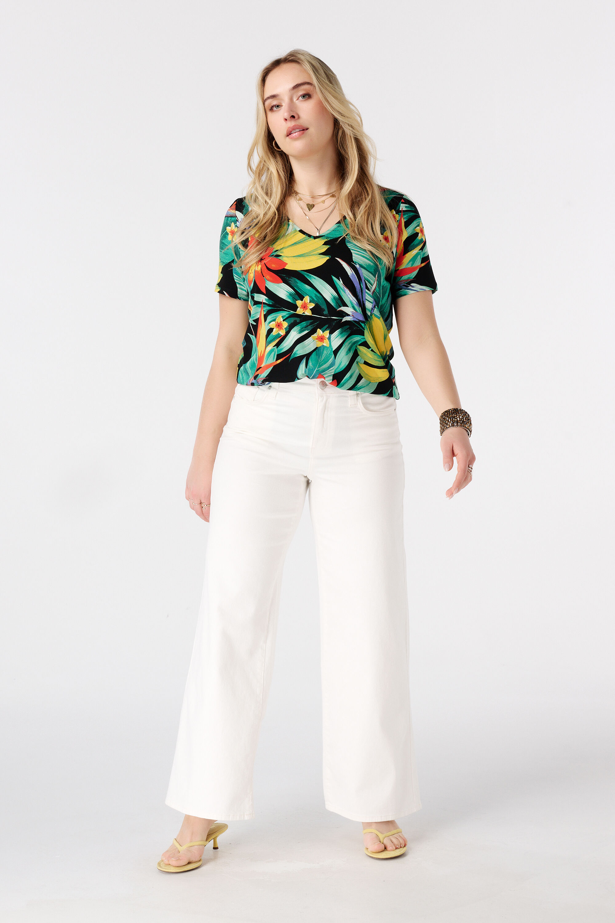 Camiseta con estampado y escote en V image number 5