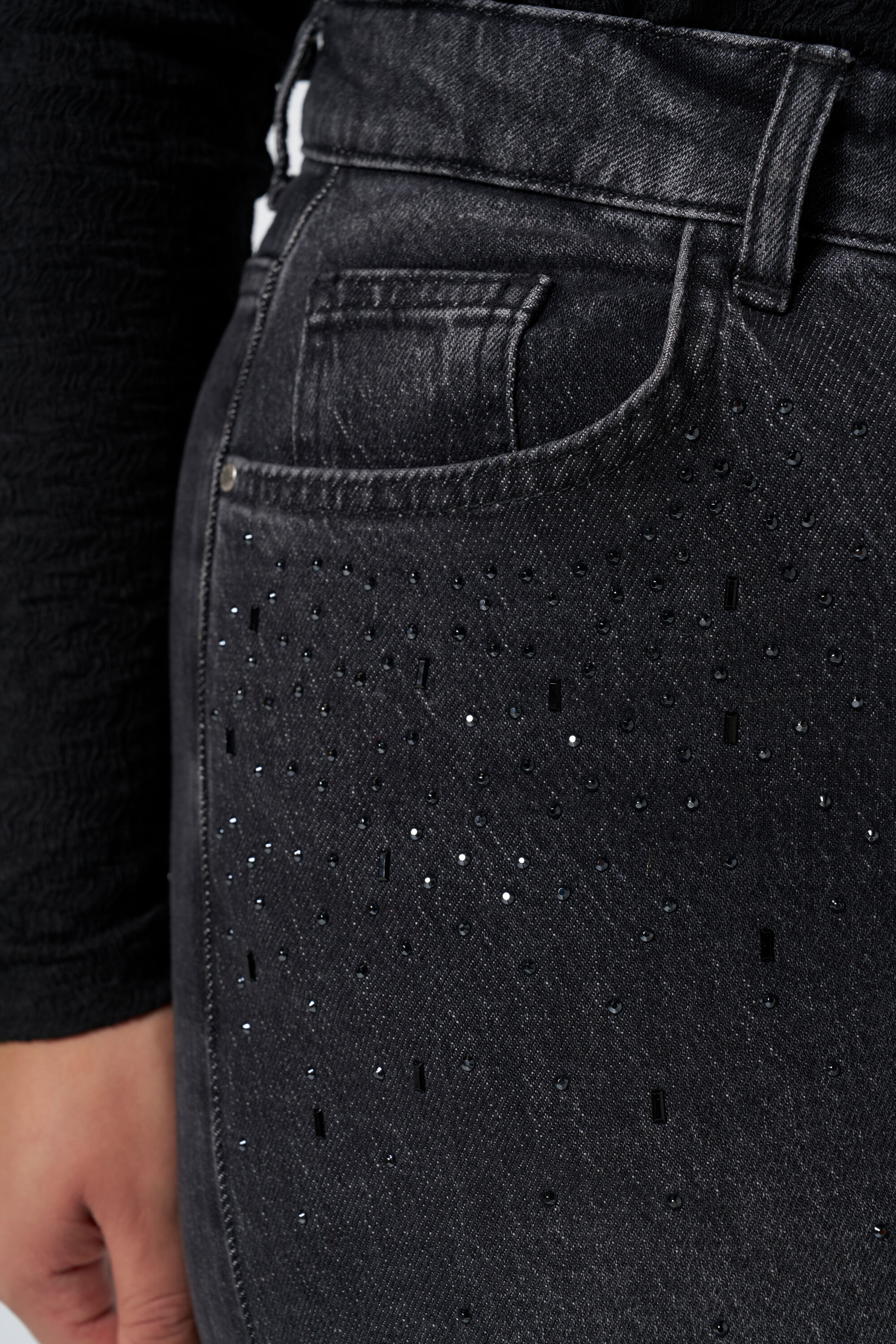 Vaqueros de pernera ancha con brillantes image number 4