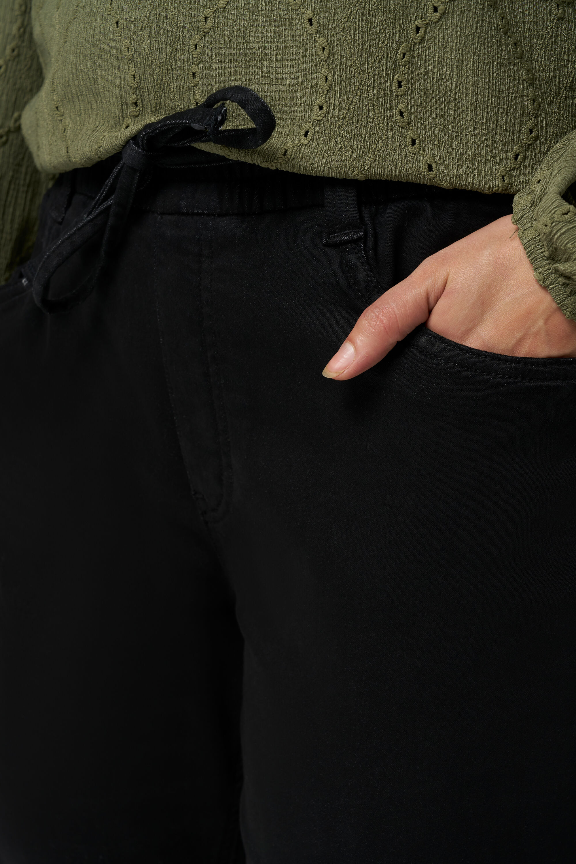 Pantal&oacute;n vaquero jogger image number 3