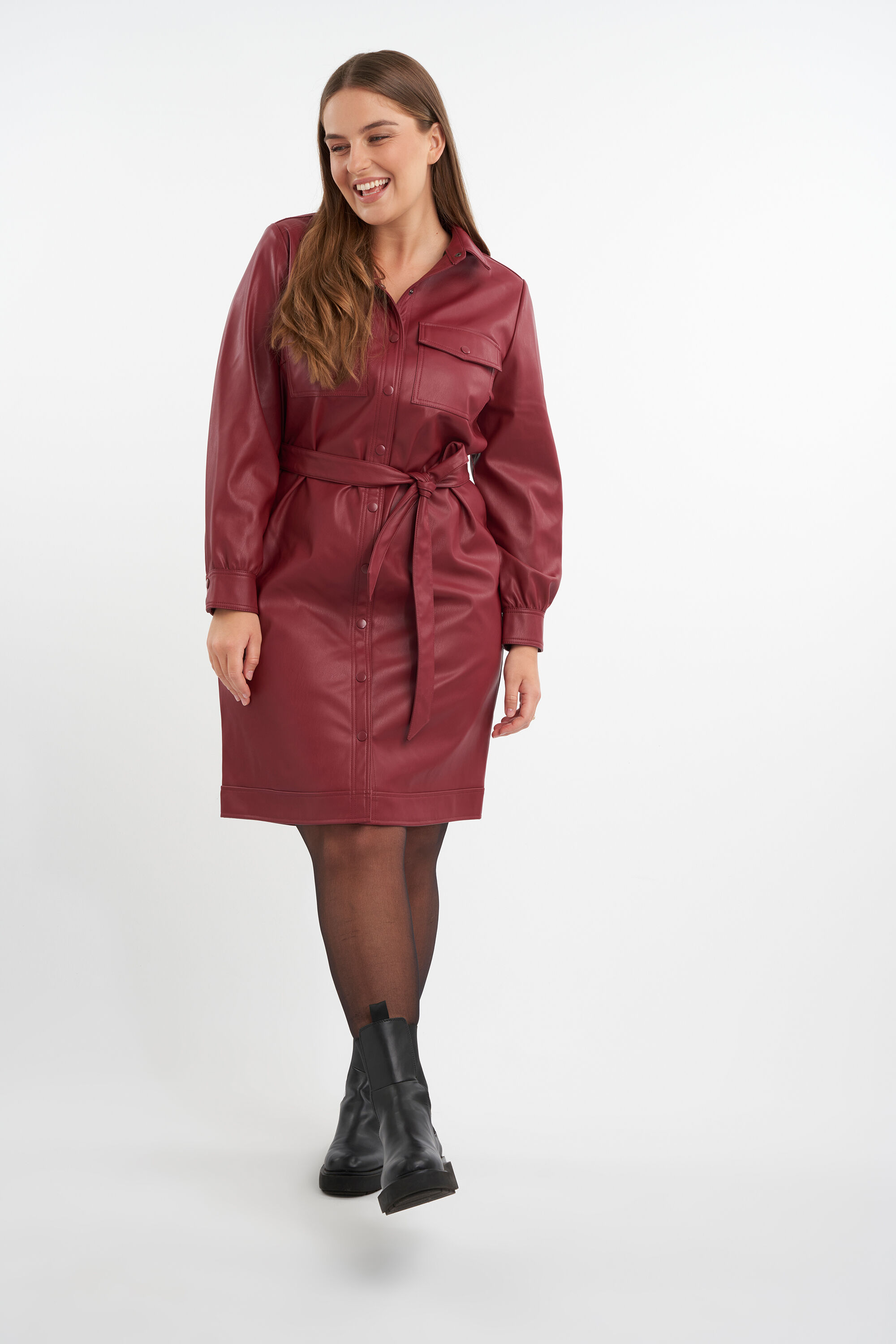 Vestido de cuero sint&eacute;tico con cintur&oacute;n image number 6