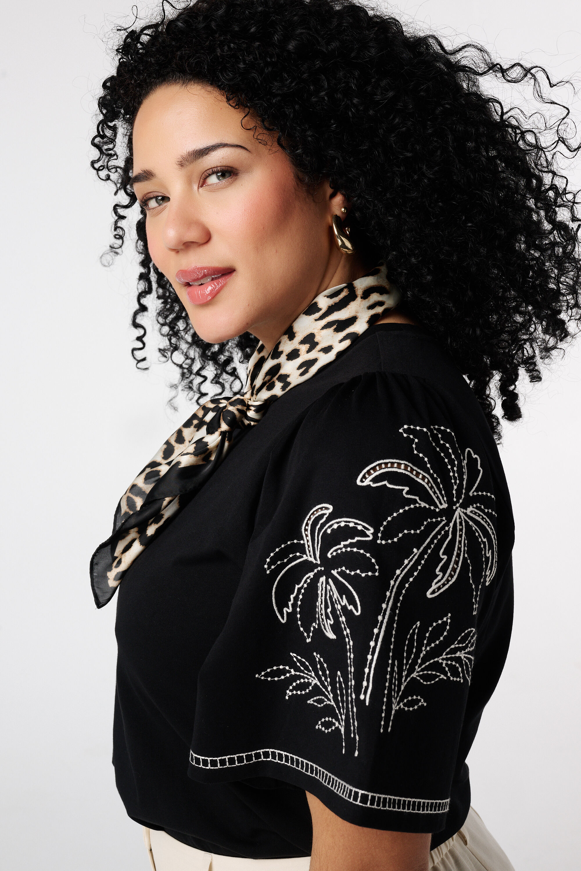 Camiseta con bordado image number 4