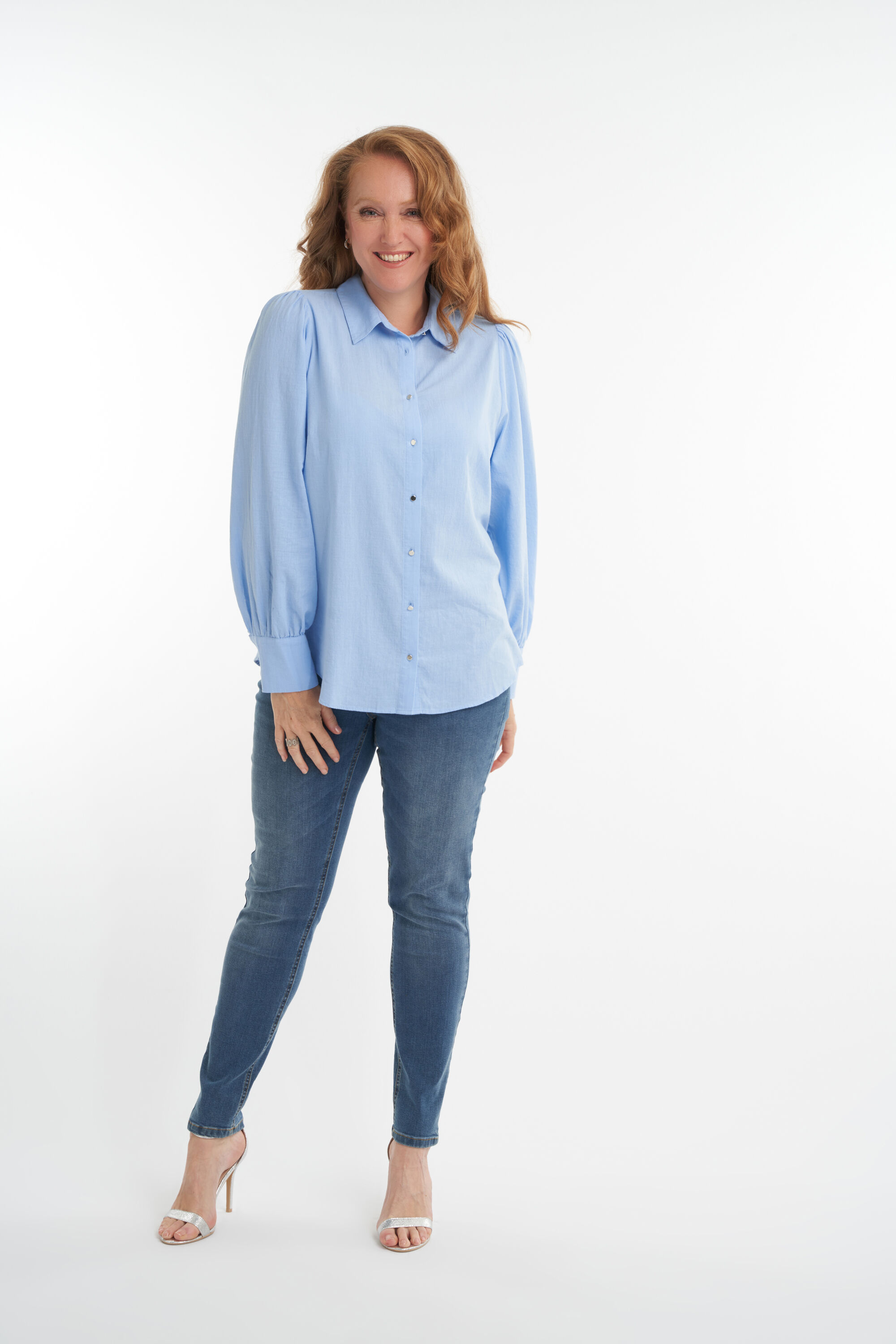 Blusa con mangas abullonadas image number 6