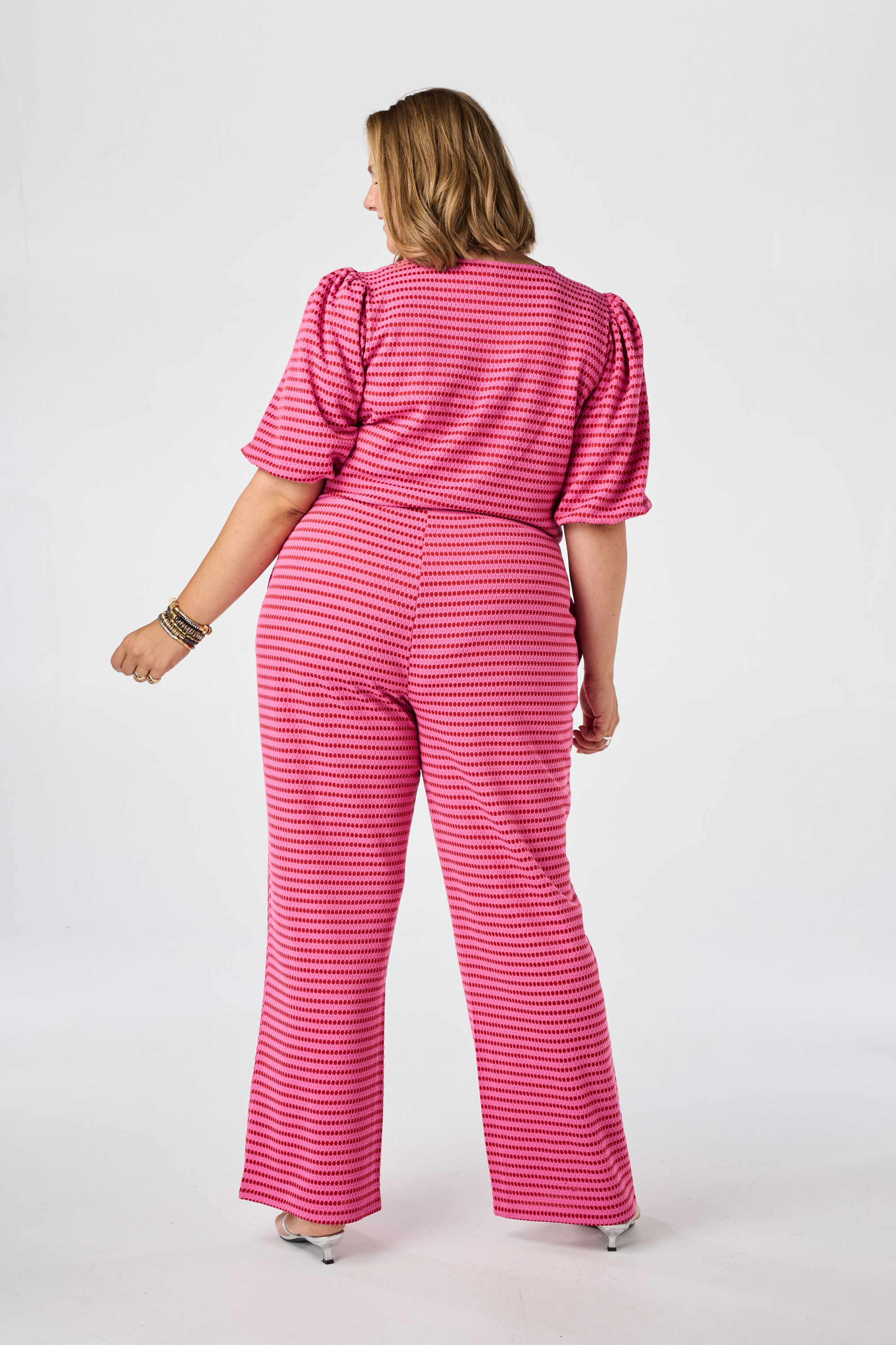 Pantal&oacute;n de pernera ancha con cintura el&aacute;stica image number 3