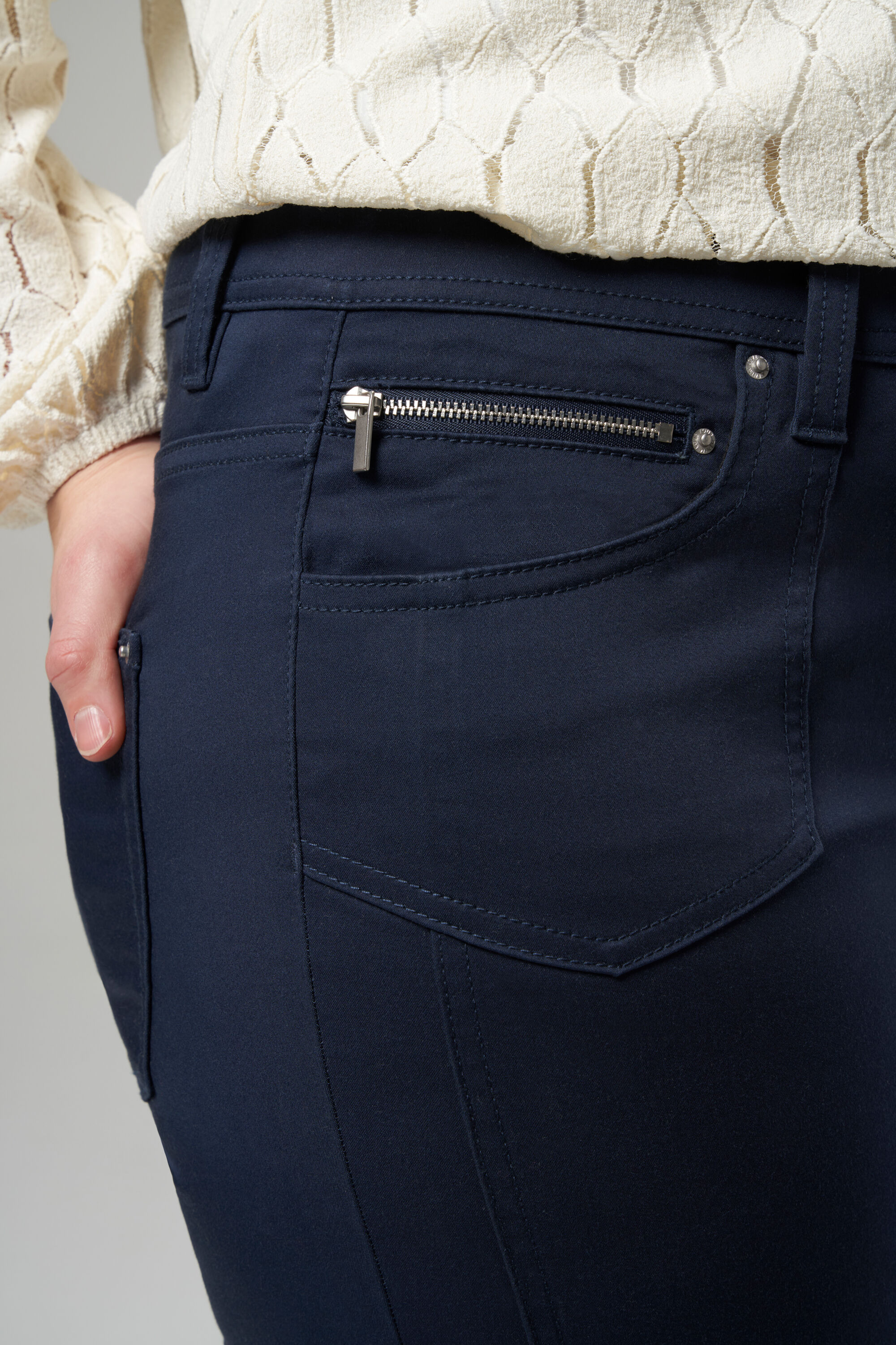 Pantalones de pernera ajustada recortados image number 4