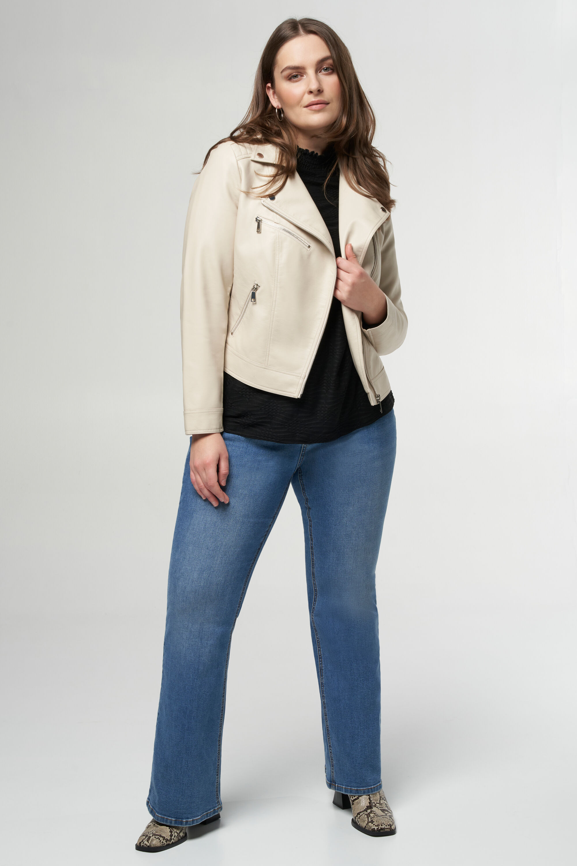 Cazadora con aspecto de cuero y detalles plateados. image number 5