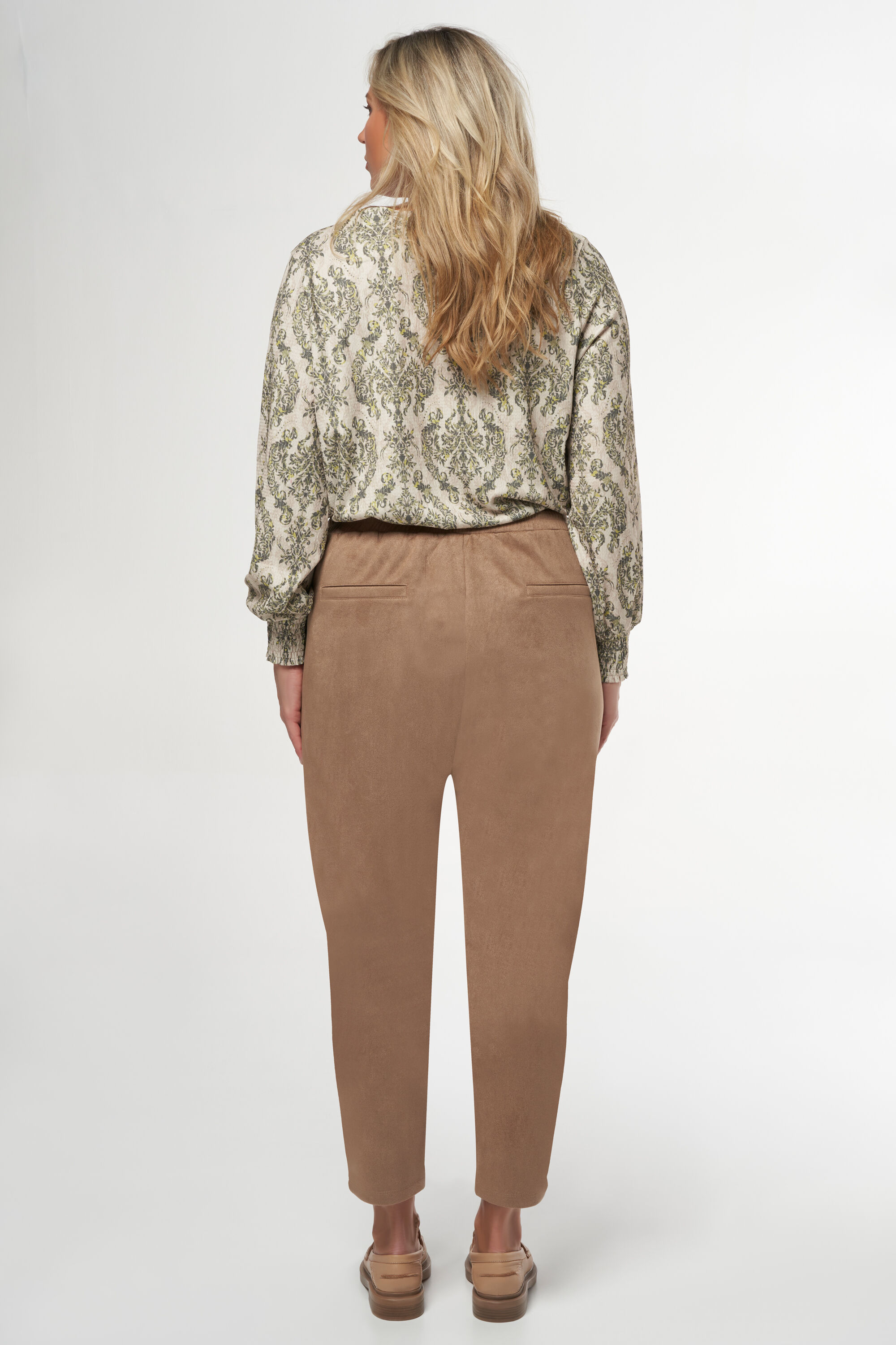 Pantalones con aspecto de ante image number 3