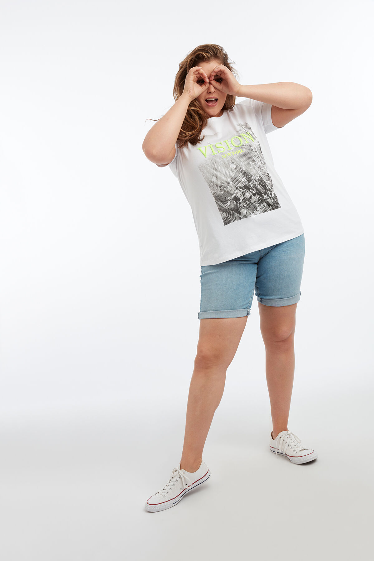 Camiseta con estampado y bordado image number 5