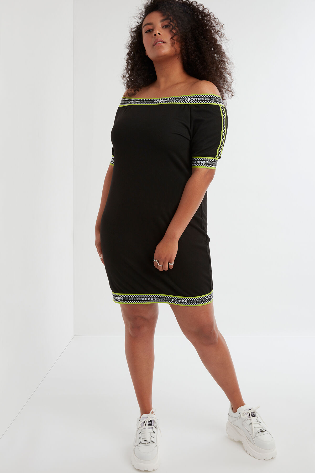 Vestido ce&ntilde;ido con logotipo image number 4