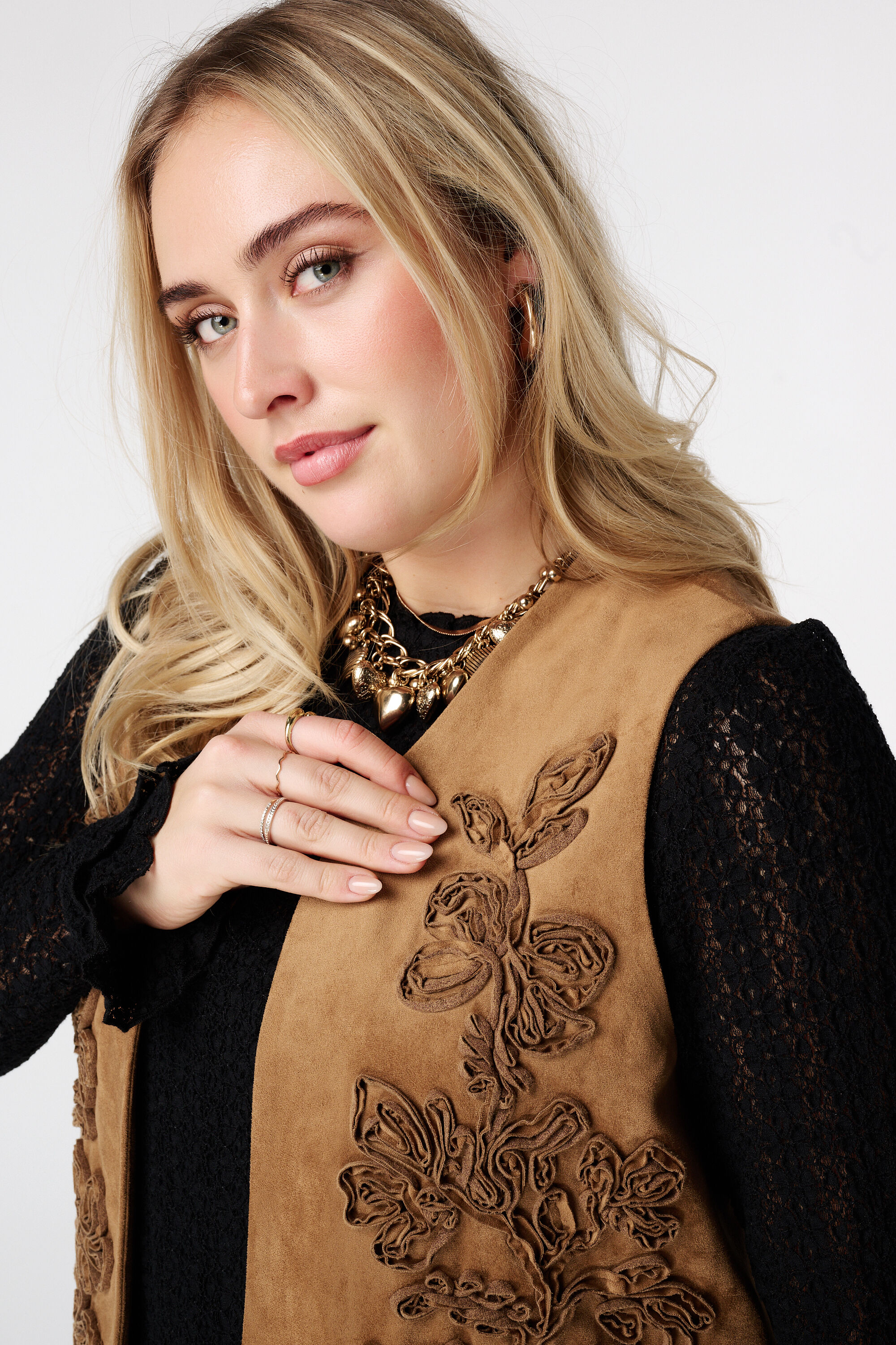 Chaleco de ante con bordado image number 4