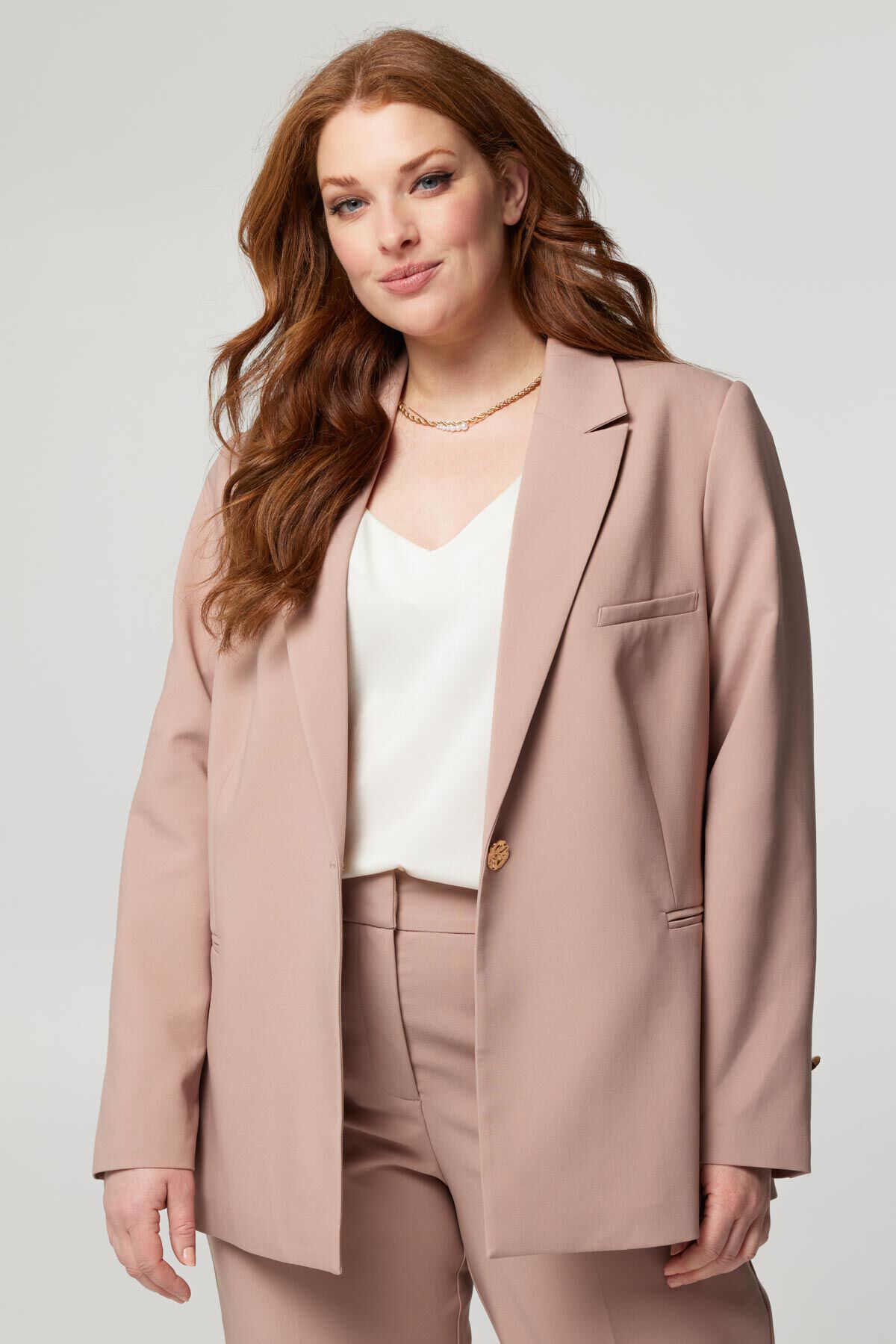 Americana holgada con bot&oacute;n dorado image number 5