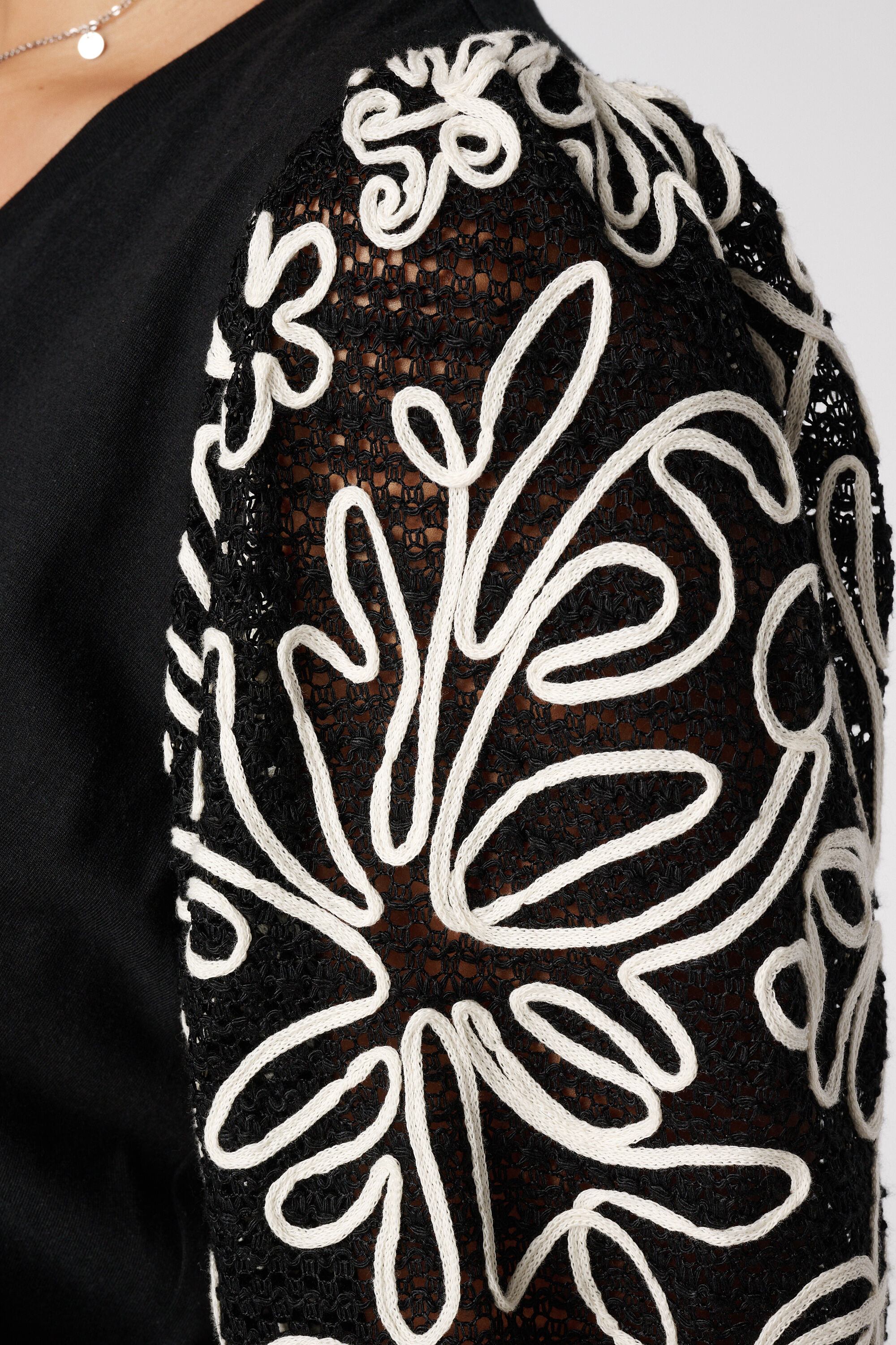 Camiseta con mangas bordadas image number 6