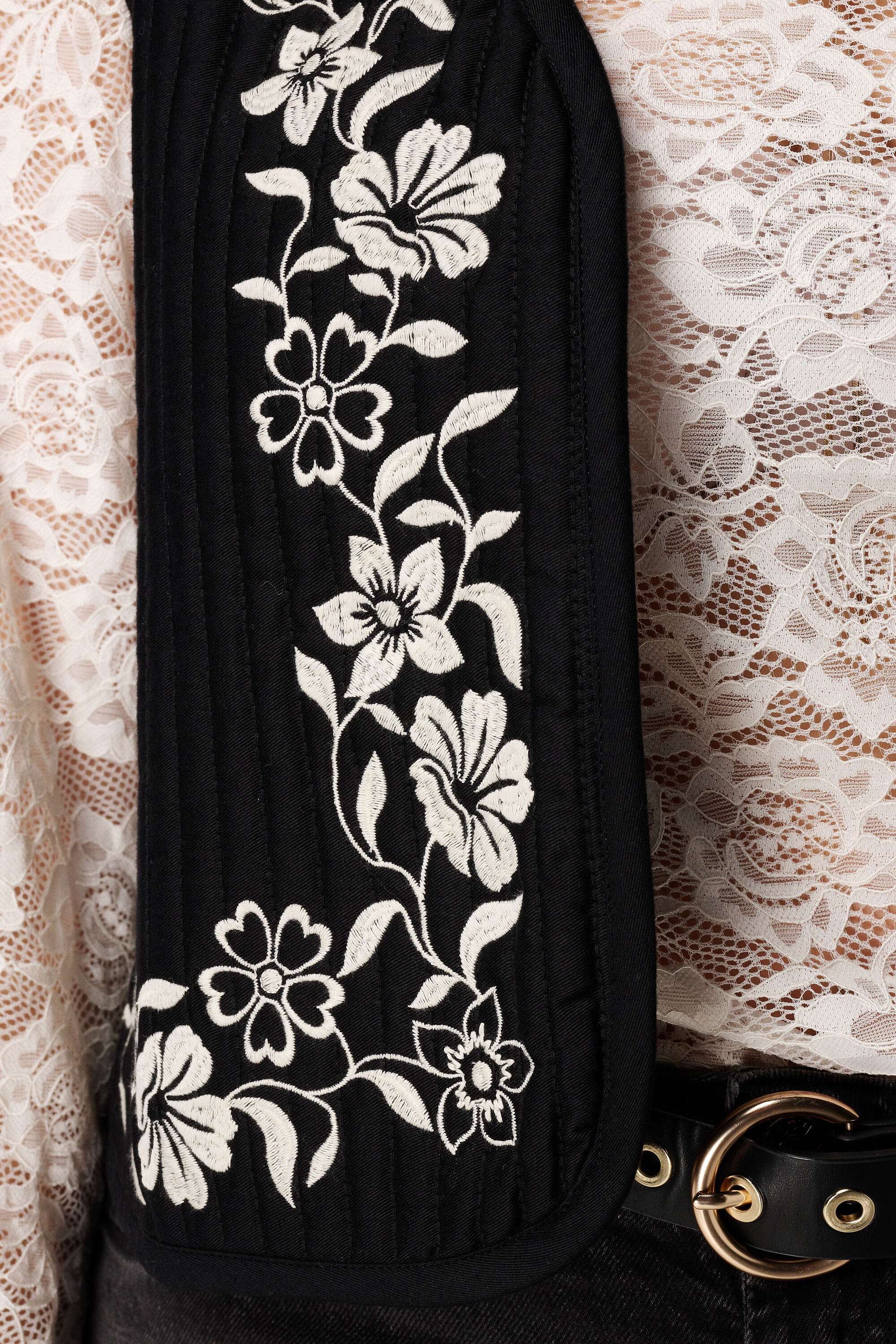 C&aacute;rdigan con bordado image number 6