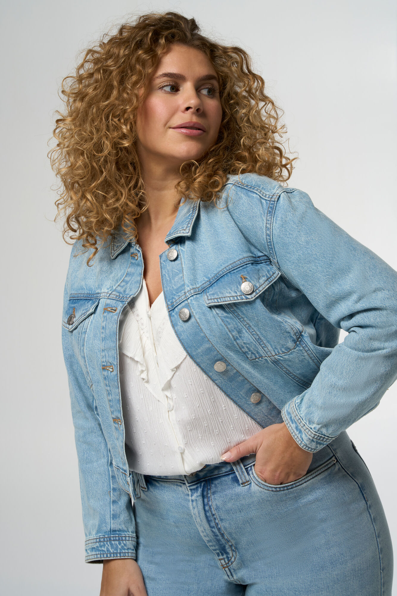 Chaqueta vaquera corta image number 5