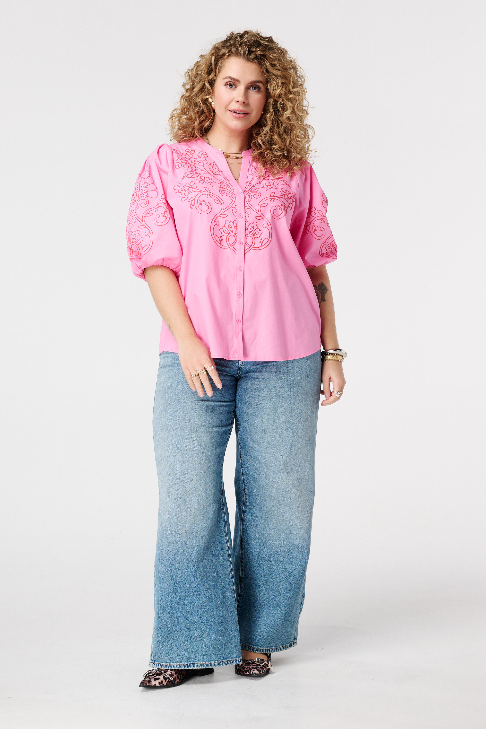 Blusa con mangas abullonadas image number 5