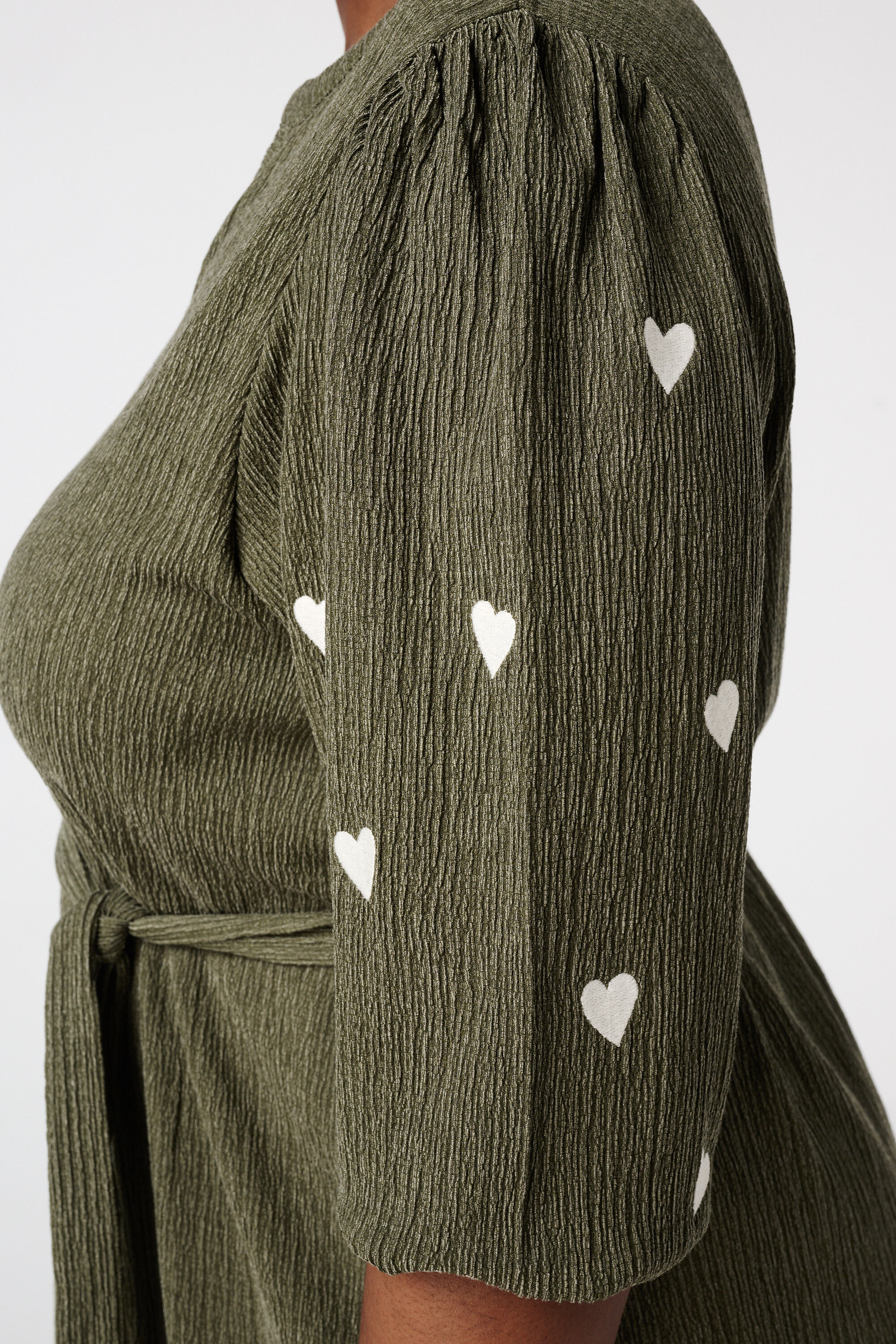 Vestido con corazones bordados image number 4