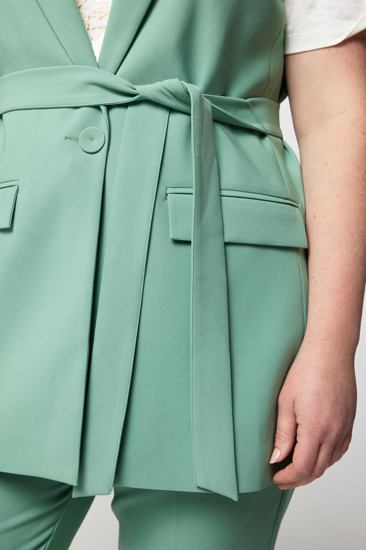 Chaleco con cinto a juego image number 4